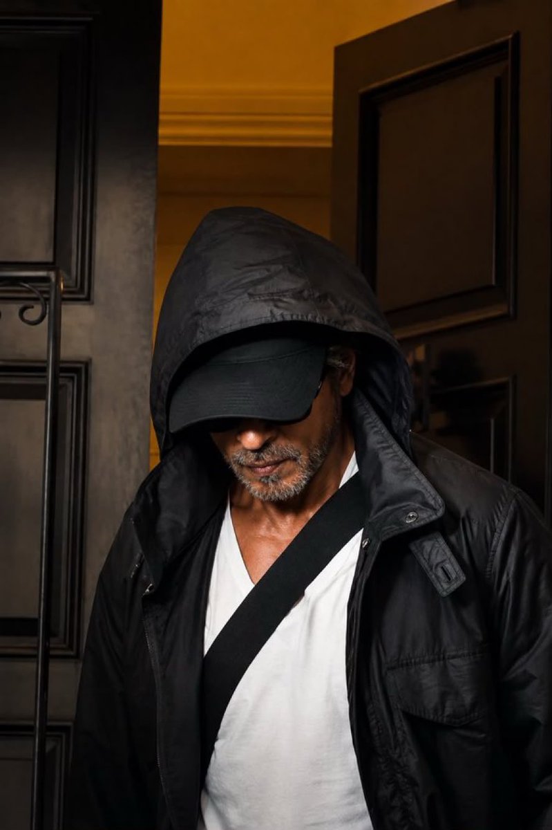 SRKCHENNAIFC's tweet photo. The KING doesn’t need an introduction.
The hood goes up, the aura takes over. 🖤👑

Silent. Stealthy. Savage.
KING MODE: ACTIVATED.

#KING #ShahRukhKhan #SRK #KingKhan #ItsKingTime #SRKCFC https://t.co/3gGVf6St1h
