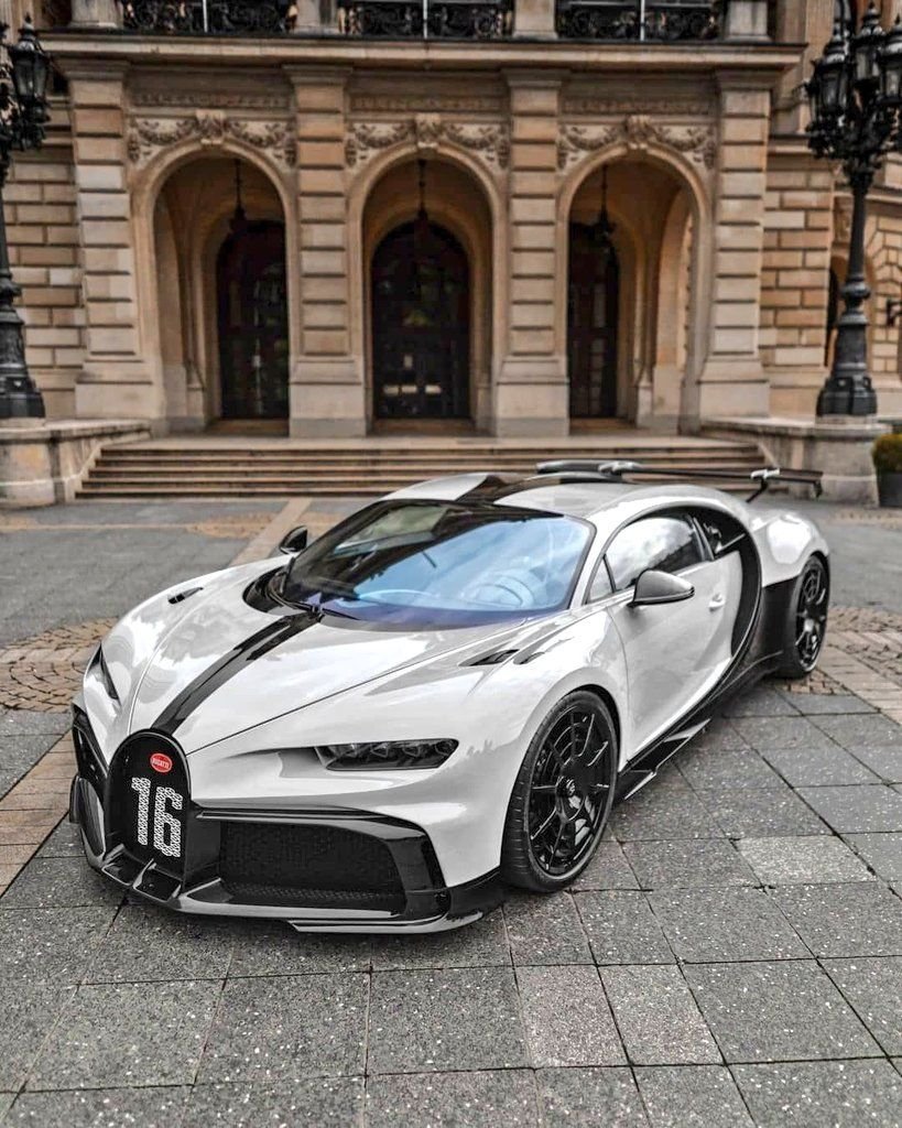 basicforeverr's tweet photo. Parked in front of the grand heritage, holding a sixteen-cylinder storm that turns every straight line into a runway. 🏎️💨 https://t.co/r8C3j0guEi