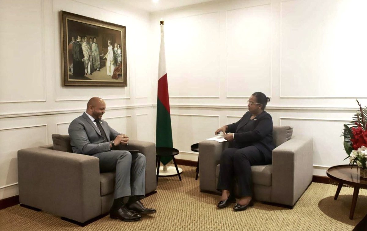 PressACP's tweet photo. 🌐🇲🇬 Dans le cadre de sa mission dans la région de l’Afrique de l’Est, le Secrétaire général de l’Organisation des États d’Afrique, des Caraïbes et du Pacifique (OEACP), S.E. M. Moussa Saleh Batraki (@MBatraki), a été reçu par S.E. Mme Alice N’Diaye, Ministre des Affaires étrangères de la République de Madagascar. 

Les discussions ont notamment porté sur le programme de refondation du pays, les défis humanitaires et de développement liés aux effets du changement climatique, ainsi que sur plusieurs priorités communes de l’OEACP, notamment la solidarité entre les États membres, le développement durable, le renforcement de la résilience et la coopération Sud-Sud.

Le Secrétaire général a salué le rôle actif de Madagascar au sein de l’OEACP et a réaffirmé l’engagement du Secrétariat à accompagner les États membres dans la mise en œuvre des priorités adoptées lors du 11ᵉ Sommet des Chefs d’État et de Gouvernement de l’OEACP. 🌍🇲🇬

🌐 https://t.co/26zb33CyuS

#OEACP #Madagascar #Diplomatie #CoopérationSudSud #DéveloppementDurable #Résilience #ActionClimatique #Partenariat