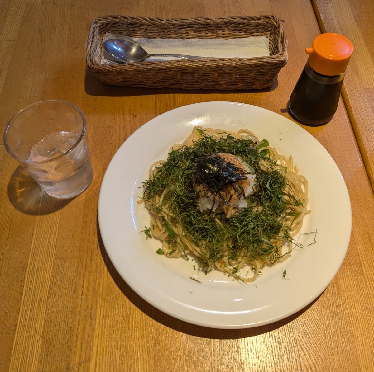 jupe19's tweet photo. なめ茸と大根おろしのパスタとアイスコーヒー。バジルペーストトーストは「よかったら」と(♡)。 https://t.co/Zk9WiLy5gc