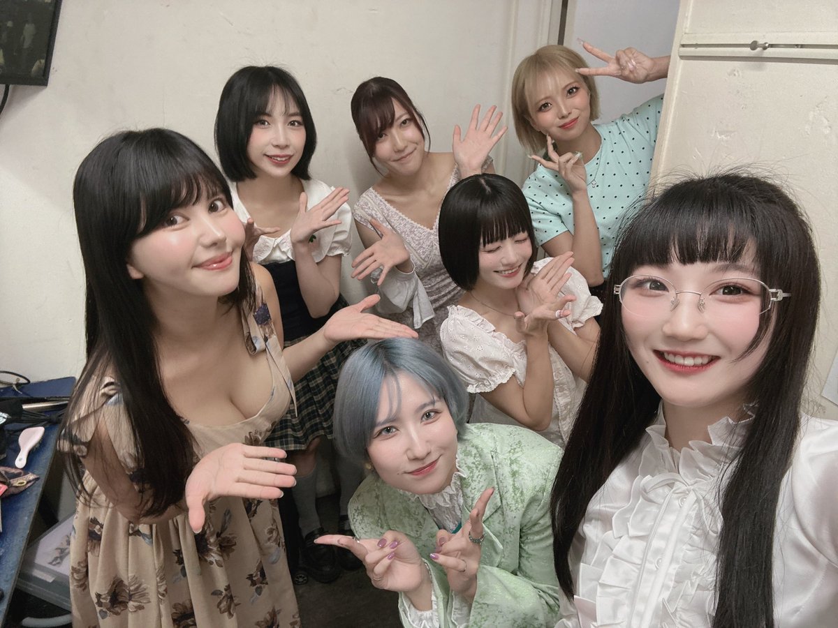official_FiDZ's tweet photo. 新宿SAMURAI＆FiDZ共同主催イベント
『ノベルの會 vol.1』
📍新宿SAMURAI

本日出演いただいた皆様のお名前と、ビブリオバトルで選出された本をご紹介して参ります📚

猫宮かおる様（グラビアアイドル）
ミラン・クンデラ「ほんとうの自分」

伊々胡いこ様（水槽とクレマチス）
町田康「くるぶし」

飴屋アヤメ様（メランコリック少女物語）
三島由紀夫「近代能楽集」

紬稀つな様（novel junction）
しんめいP 著書「自分とか、ないから。教養としての東洋哲学」

あいうえまし子様（CUBΣLIC）
図野象「おわりのそこみえ」

後日最近読んだ本と夏におすすめの本も紹介するかもしれません📖

次回の『ノベルの會 』開催もお楽しみに...📚