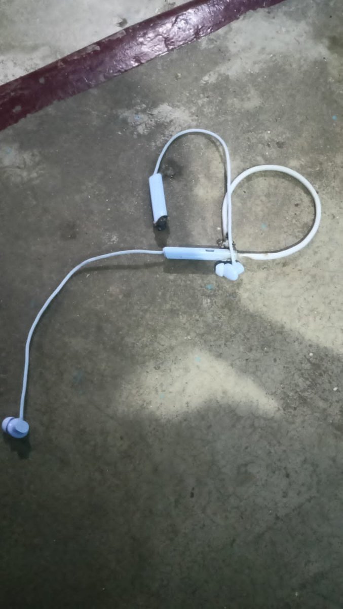 dazzlinghemant's tweet photo. ⚠️ Very disappointing and alarming experience with my Realme Bluetooth neckband. It suddenly overheated and started burning while I was using it.
I request immediate attention and support from @realmeIndia. Product safety should never be compromised. @GyanTherapy https://t.co/gmZRd2y3Ak