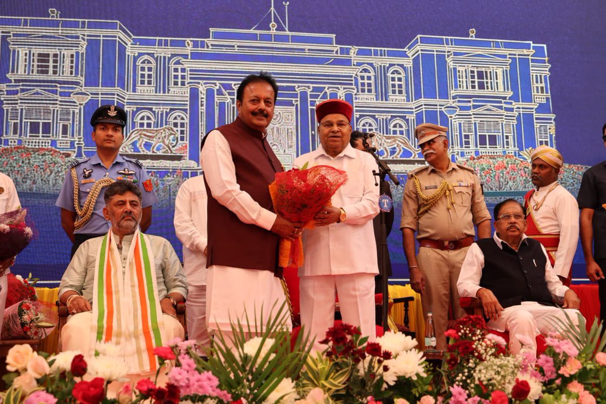 TcGehlotOffice's tweet photo. Hon Governor Shri @TCGEHLOT administered the Oath of Office &amp; Secrecy to the newly inducted Ministers in the Karnataka Council of Ministers at a swearing-in ceremony held at Lok Bhavan, Bengaluru.

CM Shri D.K. Shivakumar, DCM Dr. G. Parameshwara &amp; other dignitaries were present. https://t.co/ijpgLAnx3b