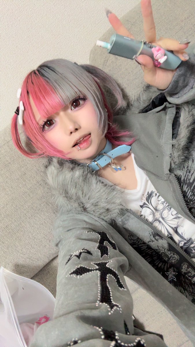 melon_121111's tweet photo. 1、2枚目は自分の絵

3、4枚目は自撮りと自分の部屋と私服です

俺は、全てが、可愛い https://t.co/sgAnG5HI2X