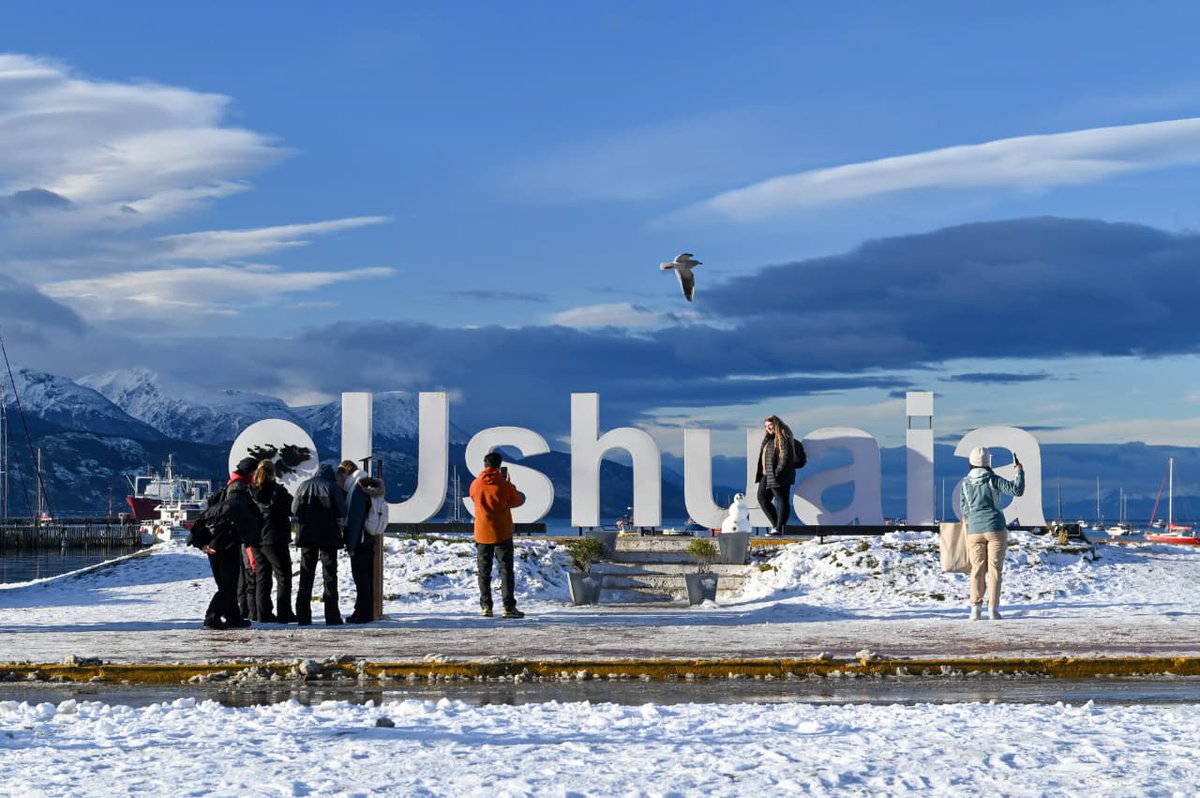 InFueTur's tweet photo. Avanzamos en la temporada invernal con buena ocupación y mayor conectividad 

📊La previsión de ocupación en Ushuaia alcanzó el 82% durante la primera semana y el 86% en la segunda. https://t.co/58LnpvBlNq