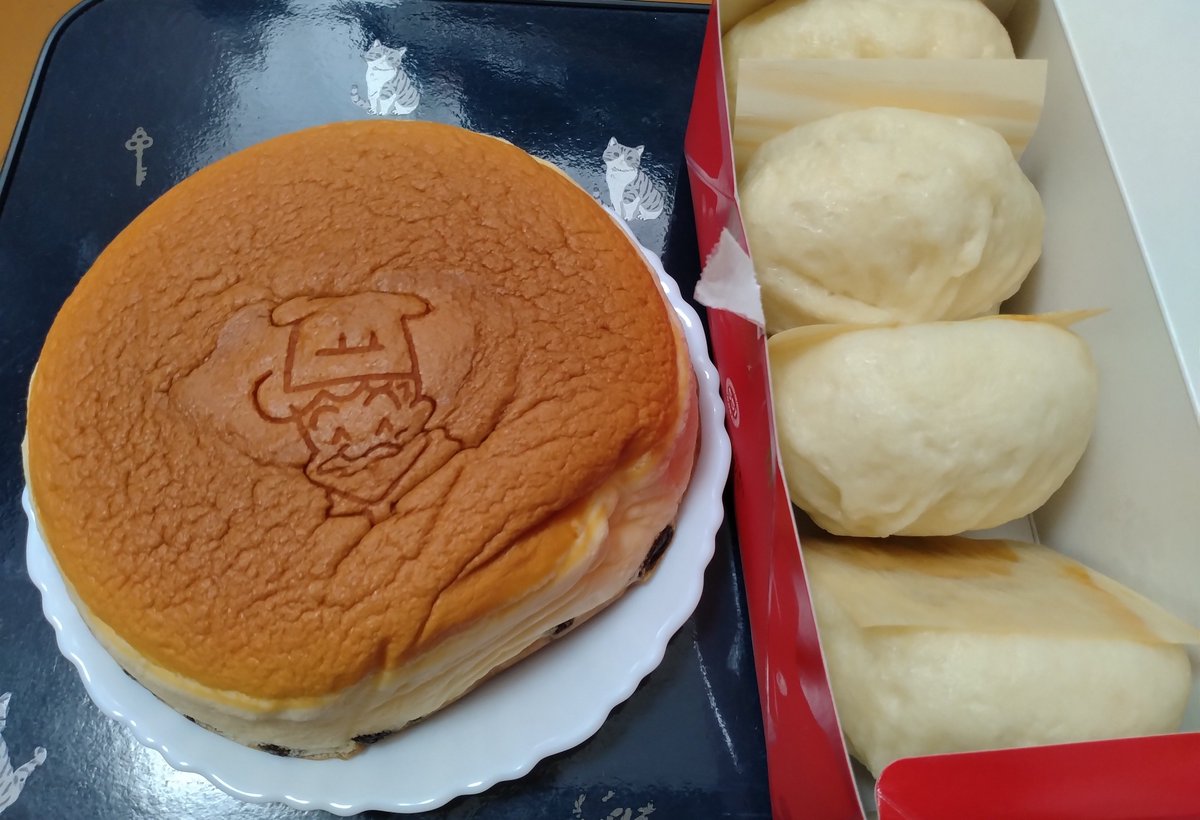 MOONSTAR_24's tweet photo. しばし大阪土産生活😋りくろーおじさんのチーズケーキ初めて買った！ https://t.co/93x6IjS9T3