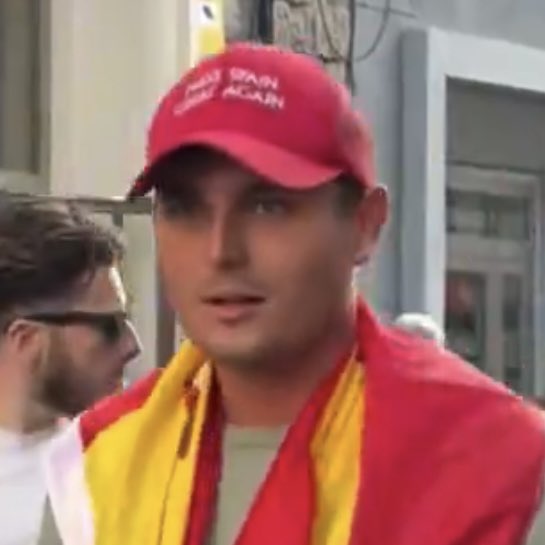 raqueogando's tweet photo. Ir con una gorra trumpista a reclamar la pertenencia a España de un territorio que para los trumpistas es marroquí ("Spanish-administered cities of Ceuta and Melilla are located in Moroccan territory" dice el informe 119-631 de la Cámara). No sabe dónde está nuestra portería. https://t.co/fjhUyUqjIw