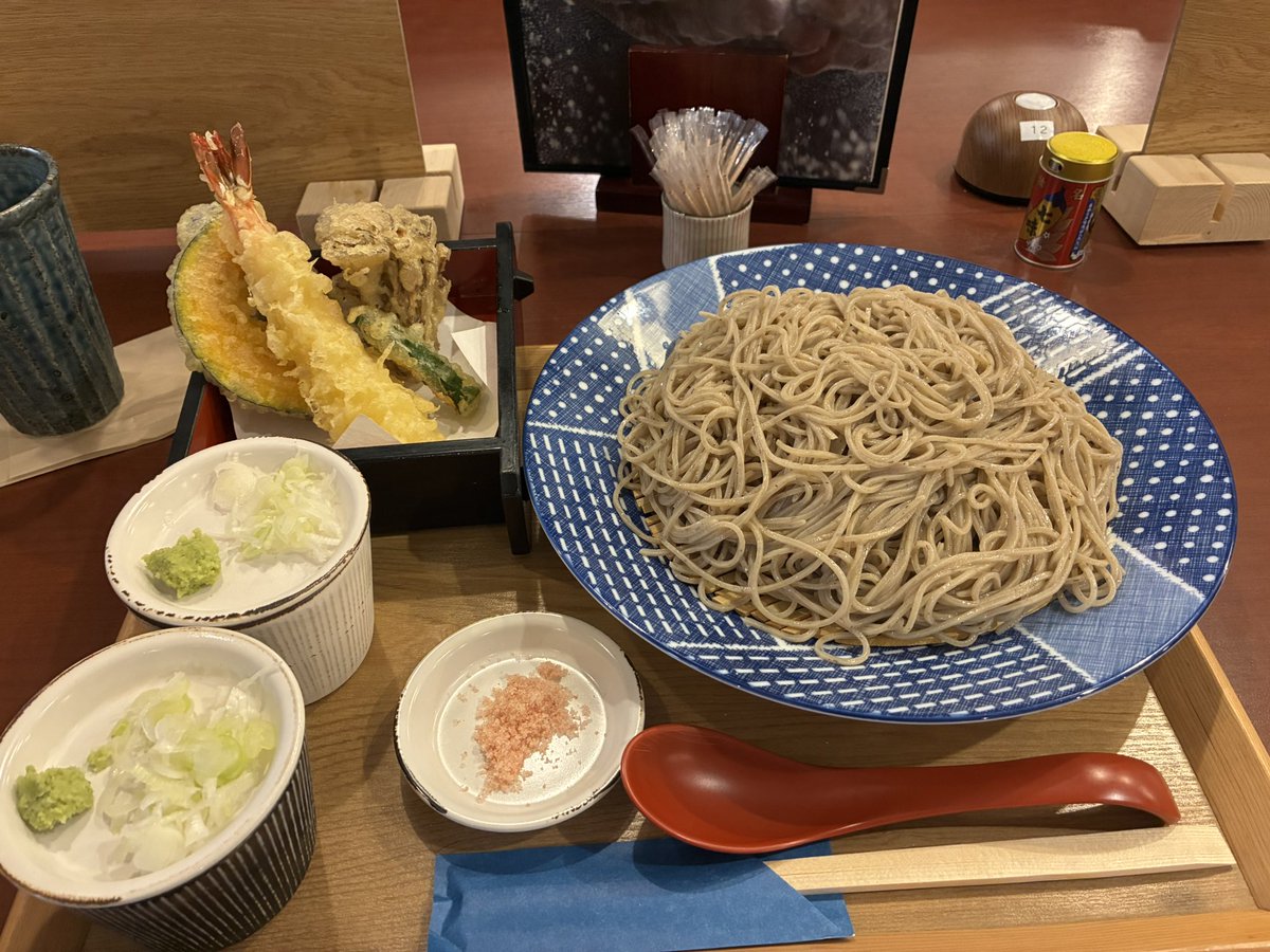 ClubNinomiya's tweet photo. 那須ガーデンアウトレット　内のお蕎麦屋さん。
そば処　源喜　さん。

蕎麦食べ放題があると言う事で、この間いっちゃいました🍖

最初から蕎麦も大盛りで🍖
うまい😋

お蕎麦で腹一杯は結構大変ですが。
大盛り3枚食べると結構な量です💦
うまいし、満足🍖

夏なのに体が冷えてしまいましたが💦 https://t.co/RfGfhjNUZo