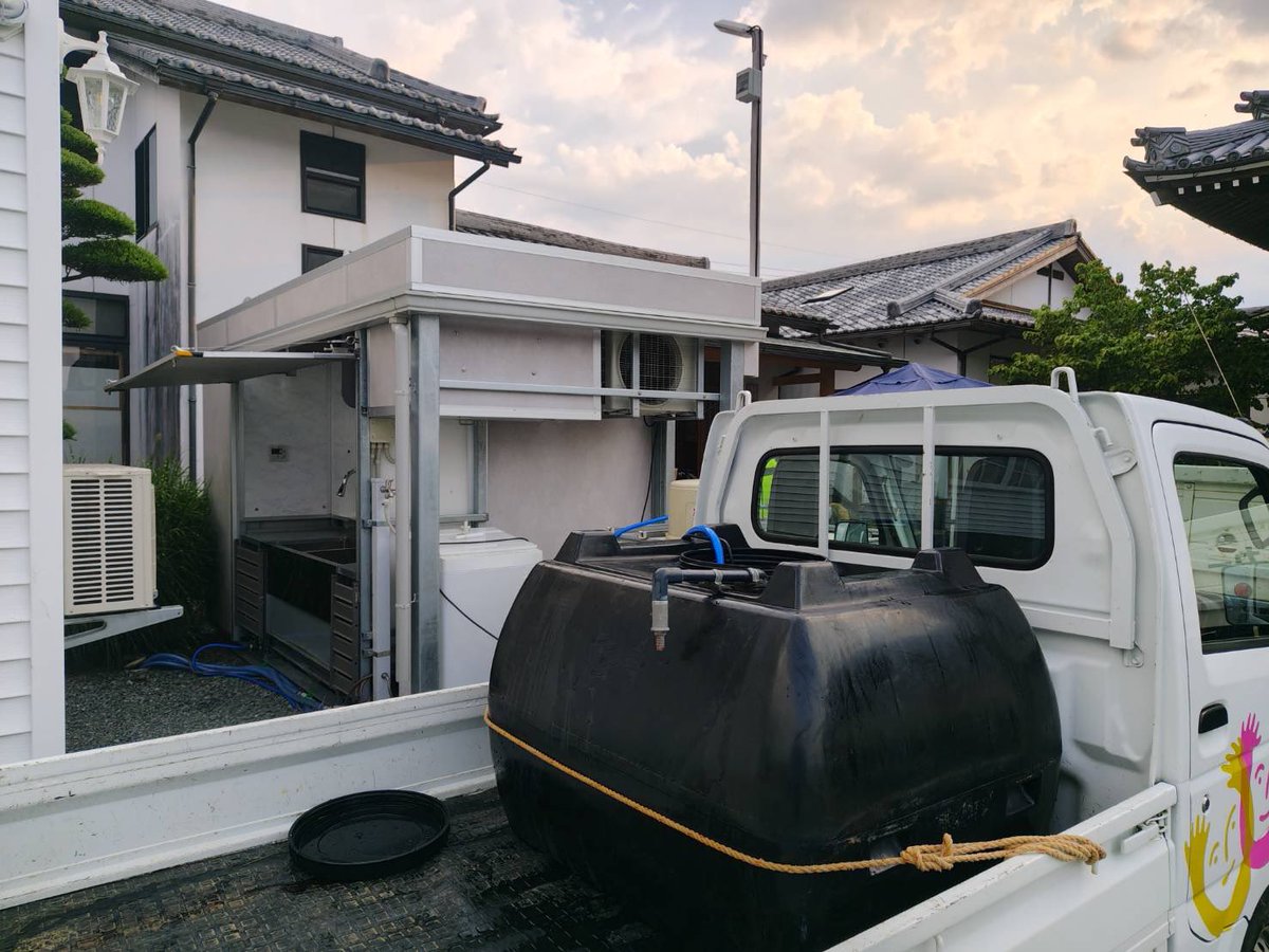 CONNECT0119's tweet photo. 本日もシャワーユニットやソーラー電源、低反発マットや冷感ポンチョ、様々な支援を調整しております。
やっと避難所運営サポートの統括ボランティア団体も決まり、これからガンガン後方支援を進めてまいります。
災害関連死を出さない為に出来る支援をサポートしていきます。

#Gテクノ https://t.co/KfYSxyKqqj