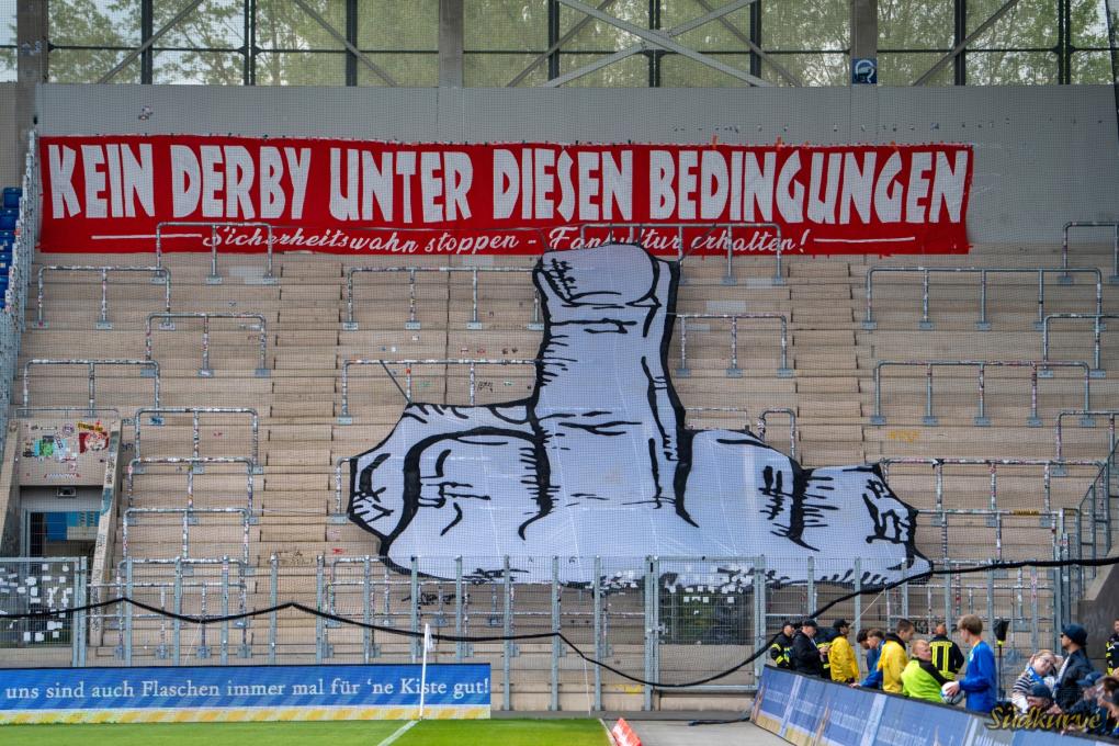 FasziFankurve's tweet photo. FC Rot-Weiß Erfurt erhält volles Kontingent an Gästetickets für Thüringenderby beim FC Carl Zeiss Jena
Nachdem es zuletzt zu einem Boykott der Erfurter kam, steht dem Aufeinandertreffen am Sonntag nichts mehr im Weg. Mehr dazu ➡️https://t.co/Zc9FbRJU8A 📷 https://t.co/IZnpCQEsQF https://t.co/pyZGJCk2ts
