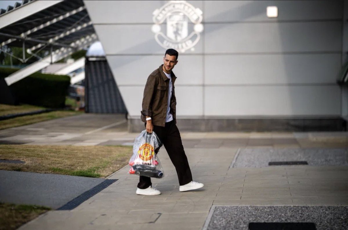 Zenithtalks_'s tweet photo. Dalot resumes for 26/27 season.

All or nothing 🧏🏾‍♂️❤️ https://t.co/EVpiha6QTl