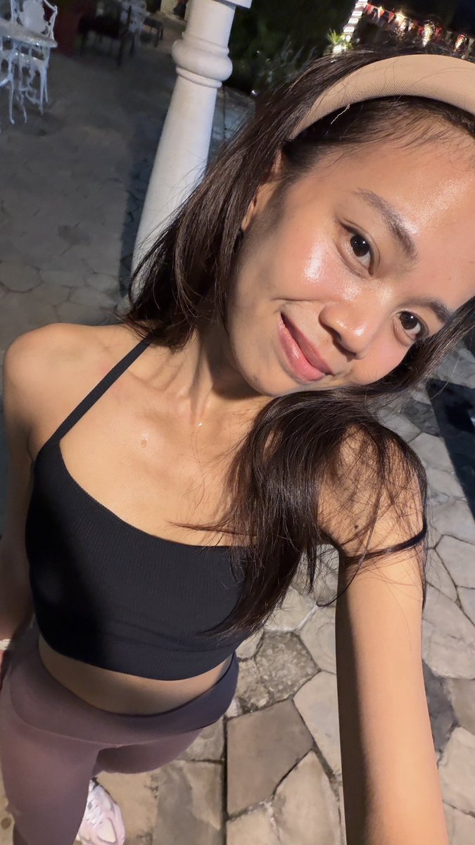 sinnhmhr's tweet photo. Thanks to my vitamin, clean food and (really really) basic skin care routine🌸

Balik lagi di sesi keringetan Senin malam~ https://t.co/BIb5bldEAc