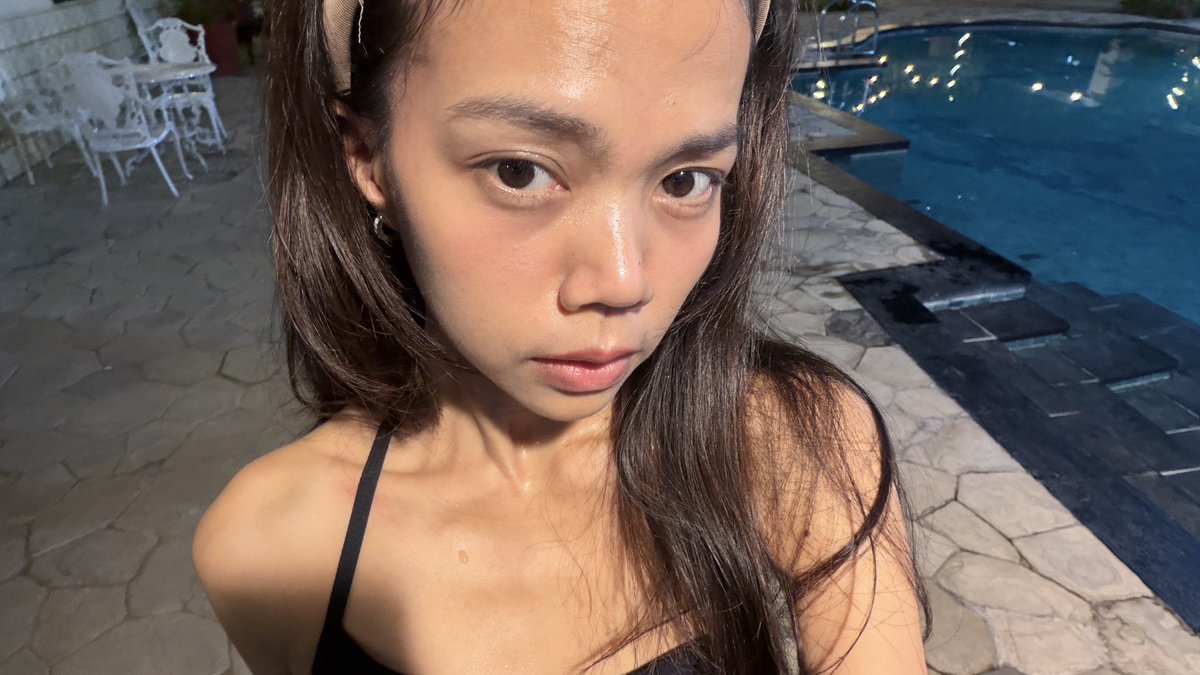 sinnhmhr's tweet photo. Thanks to my vitamin, clean food and (really really) basic skin care routine🌸

Balik lagi di sesi keringetan Senin malam~ https://t.co/BIb5bldEAc