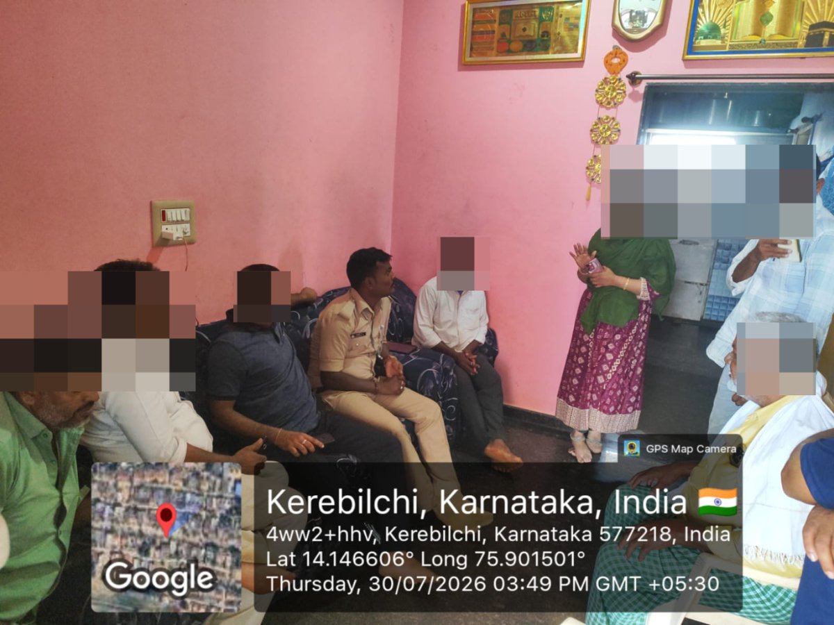 112davanagere's tweet photo. ಸಂತೆಬೆನ್ನೂರು ಠಾಣಾ ವ್ಯಾಪ್ತಿಯ ಕೆರೆಬಿಳಚಿ ಗ್ರಾಮದಲ್ಲಿ ತಮ್ಮ ಗಂಡ ಕುಡಿದು ಬಂದು ಗಲಾಟೆ ಮಾಡುತ್ತಿರುವ ಬಗ್ಗೆ ದೂರುದಾರರು 112ಕ್ಕೆ ದೂರುನೀಡಿದಮೇರೆಗೆ 112 ಹೊಯ್ಸಳ ಘಟನಾ ಸ್ಥಳಕ್ಕೆ ಬೇಟಿನೀಡಿ ಪರಿಶೀಲಿಸಿದ್ದು, ಅವರಿಗೆ ಸೂಕ್ತ ತಿಳುವಳಿಕೆ ನೀಡಲಾಗಿದೆ.
#davangere #112davanagere #ERSS #Santhebennuru
@SpDavanagere https://t.co/bozH1GcNQy