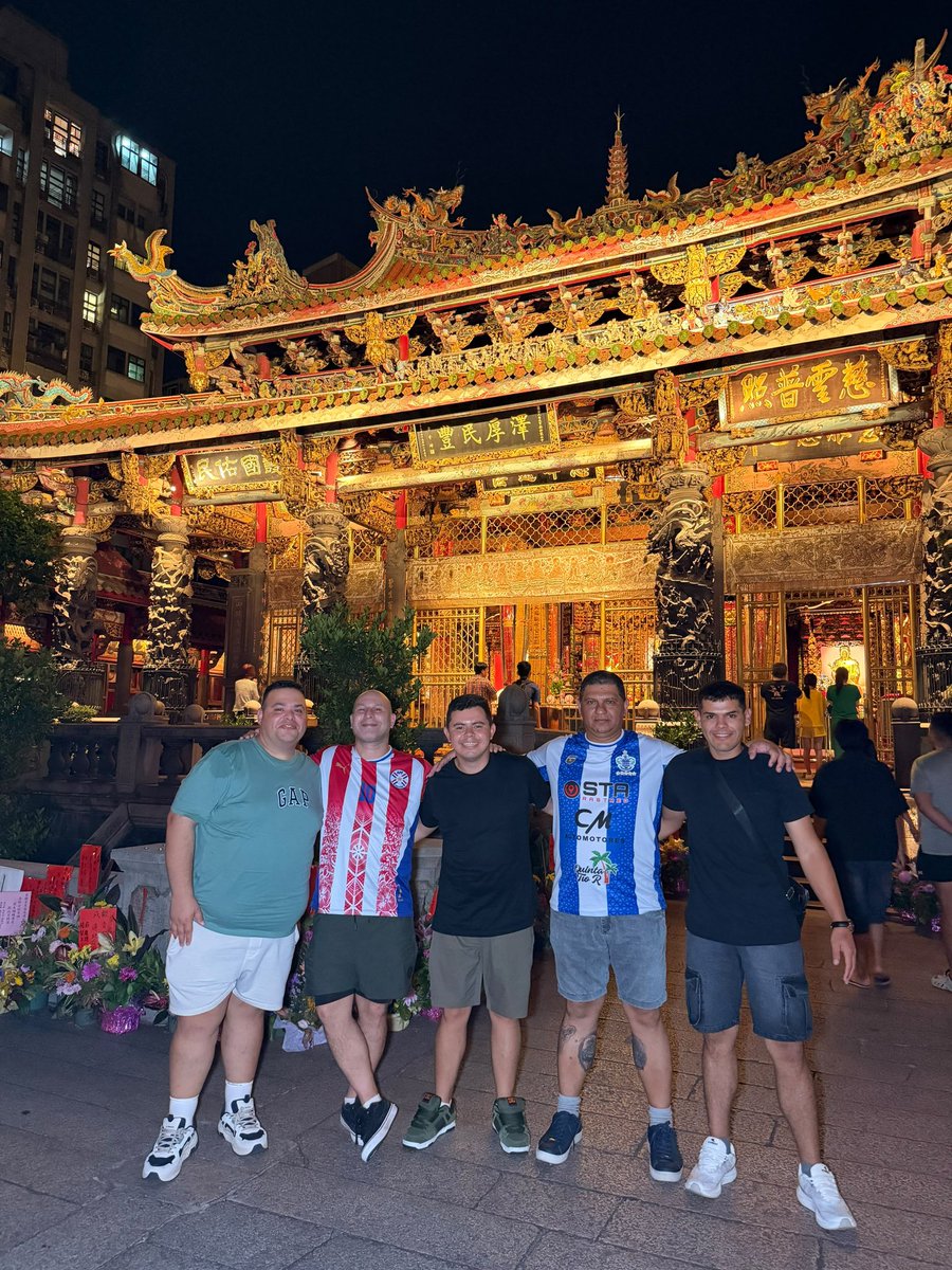 TW_Paraguay's tweet photo. ¡Guido ya está en Taiwán! 🇹🇼😍

En su primera noche lo llevamos a visitar el histórico Templo Longshan y un mercado nocturno, para que pudiera conocer la cultura y la gastronomía taiwanesas.

¡Feliz estadía en nuestro país, angirū! 😃 https://t.co/YNWcqGtKH1