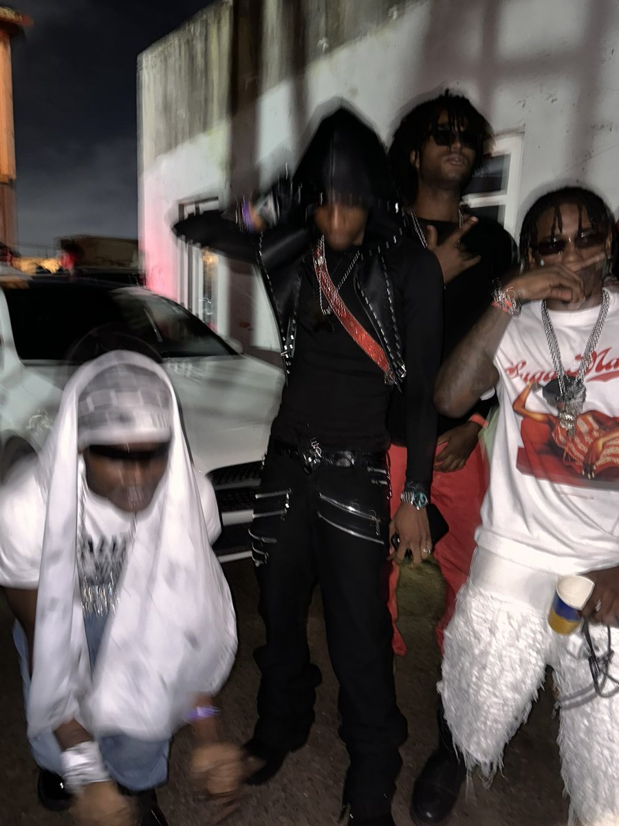 0ctobersrich's tweet photo. I been Dey up in da mountain😞; trapping with bandlab; observing and obtaining the local community, wey dey in my vicinity, for 40 days. A voice ☁️🕊️said unto me, 🗣️“ Lil Twan, For as a man thinketh in his heart, so is he. Be careful about Wetin you Dey think tho 🤔🥀Fawk”. https://t.co/hTbEPfLZVm