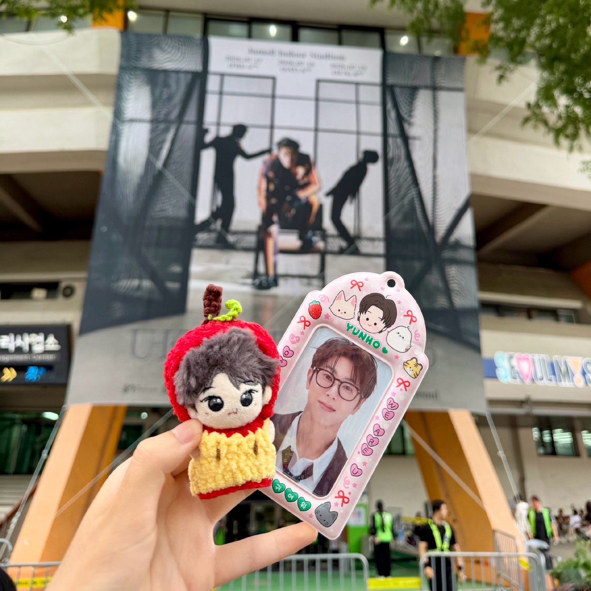 MyYunho_China's tweet photo. 【 My summer belongs to YUNHO 】
🎐 The 2026 MyYunho Summer Merch Package is here at last! ☀️

Once again, we’ve collaborated with @applepiehih and @andyunho_LR  to bring you a lineup of cute and practical summer support items~ 
A special thanks to applepie for drawing an exclusive original comic for us!!
🍓 【 Shopping Bag & Photocard Holder 】 
Yuno and his good friends are all here: Little Tiger, Little Fox, Chubby Bird, Bunny, and Kitty, alongside his favorite strawberries, signature glasses, "UK", and various iconic elements. Filled with love and childlike wonder—who could resist such adorable merch!
In particular, the Shopping Bag—which had everyone asking for a purchase link outside the Seoul venue—is super spacious! 
Anyone who picked up our freebies in Seoul knows that our three days' worth of giveaways were all carried in this exact bag 👍
🍓 【 Sticker Pack 】 Featuring cute hand-drawn illustrations authorized by LR! 
Perfect for decorating your phone, tablet, laptop, or luggage—guaranteed to bring a smile to your face every single day ☺️
🍓 【 Jumbo Fan & Transparent Slogan 】 
The high-value, eye-catching Jumbo Fan (which actually made it onto the big screen at the Seoul venue!) and the aesthetic Transparent Slogan are absolute must-haves for summer offline support!

This complete set is versatile, practical, and perfect for everyday outings or offline events. You'll definitely regret missing out!
✨ Package Includes:
•MyYunho × applepiehih Tote Bag × 1
•MyYunho
 × applepiehih Photocard Holder × 1
•MyYunho × applepiehih Cooling Patch × 1
•MyYunho × LR Sticker Pack × 1
•Transparent Slogan × 1
•Jumbo Fan × 1
🔥Group order goal: 50 sets. 
Shipping will begin shortly once the target is reached~ If you are interested in purchasing, please participate in the poll. We will decide whether to open an international group order (GO) based on the poll results.

Design: @applepiehih ，萝卜
Authorization: @andyunho_LR 
Graphics: 伊