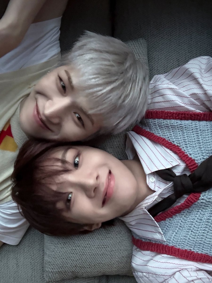 gomcheeze's tweet photo. 김운학이 누워있는데 이상혁이 쪼르르 와서 
찍은 셀카라는 말 보고 나서 엄마웃음 지음 https://t.co/F77XzaNw16
