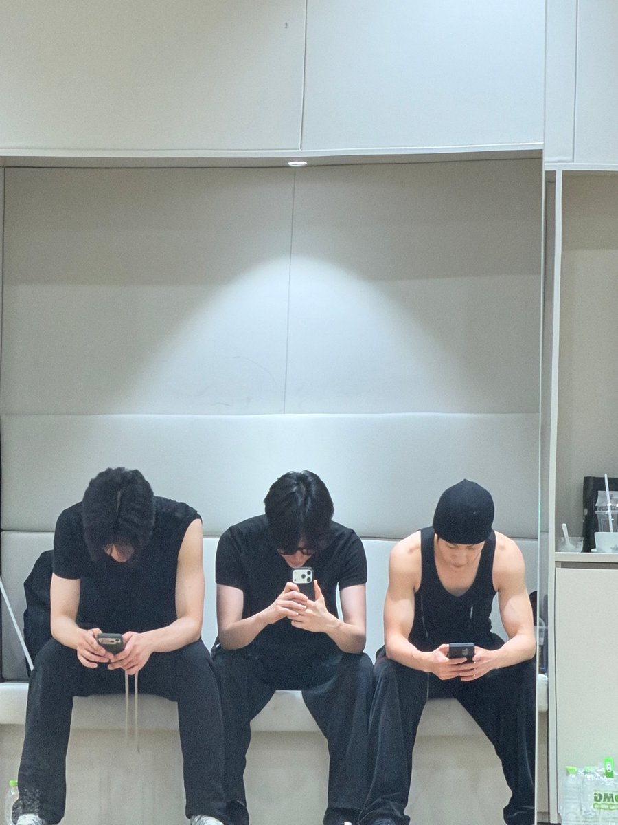 qrwook's tweet photo. 건욱이 걍 2호선 지하철 앉은 거 아닌지 https://t.co/rZZAHq1PAH