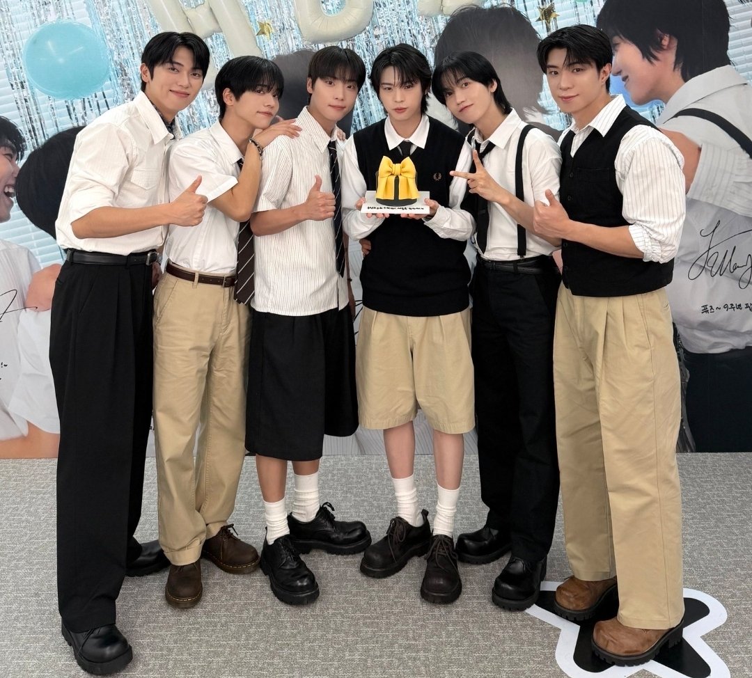 ONF_UK's tweet photo. This is my formal apology to Minkyun... I just can't make you look like... you

민균... 공식 사과할게. 😭 한 시간 동안 열심히 만들어 봤는데도 아무리 해도 너처럼 안 생겼어...🥹 그래도 옷은 똑같지?? 💖 9주년 정말 축하해!

#온앤오프_빛나는_9번째여름
#LightsOn_ONF_9th #온앤오프 #ONF https://t.co/cYAQ5tLbsx
