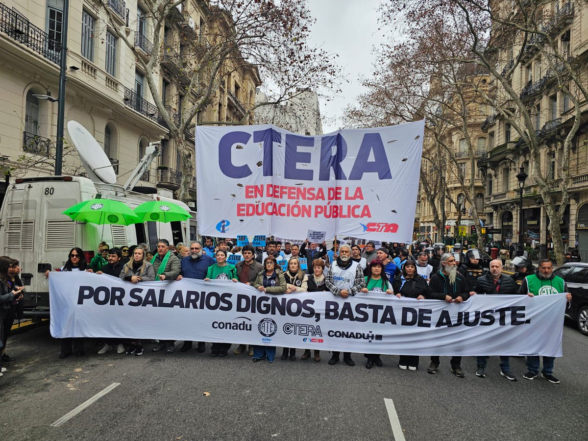 CTAAutonoma's tweet photo. ¡EN LA CALLE EN DEFENSA DE LO NUESTRO! ✊🏽🇦🇷

Hoy las CTA marchamos en unidad a Plaza de Mayo y al Ministerio de Economía en esta Jornada Nacional de Lucha convocada por CONADU Histórica, ATE, CTERA y CONADU. 

📢 Exigimos:
• Recomposición salarial y paritarias libres.
• Cumplimiento de la Ley de Financiamiento Universitario.
• Presupuesto para la educación
• Basta de despidos en el Estado.

¡La educación y los derechos de nuestro pueblo no se negocian! 🔥