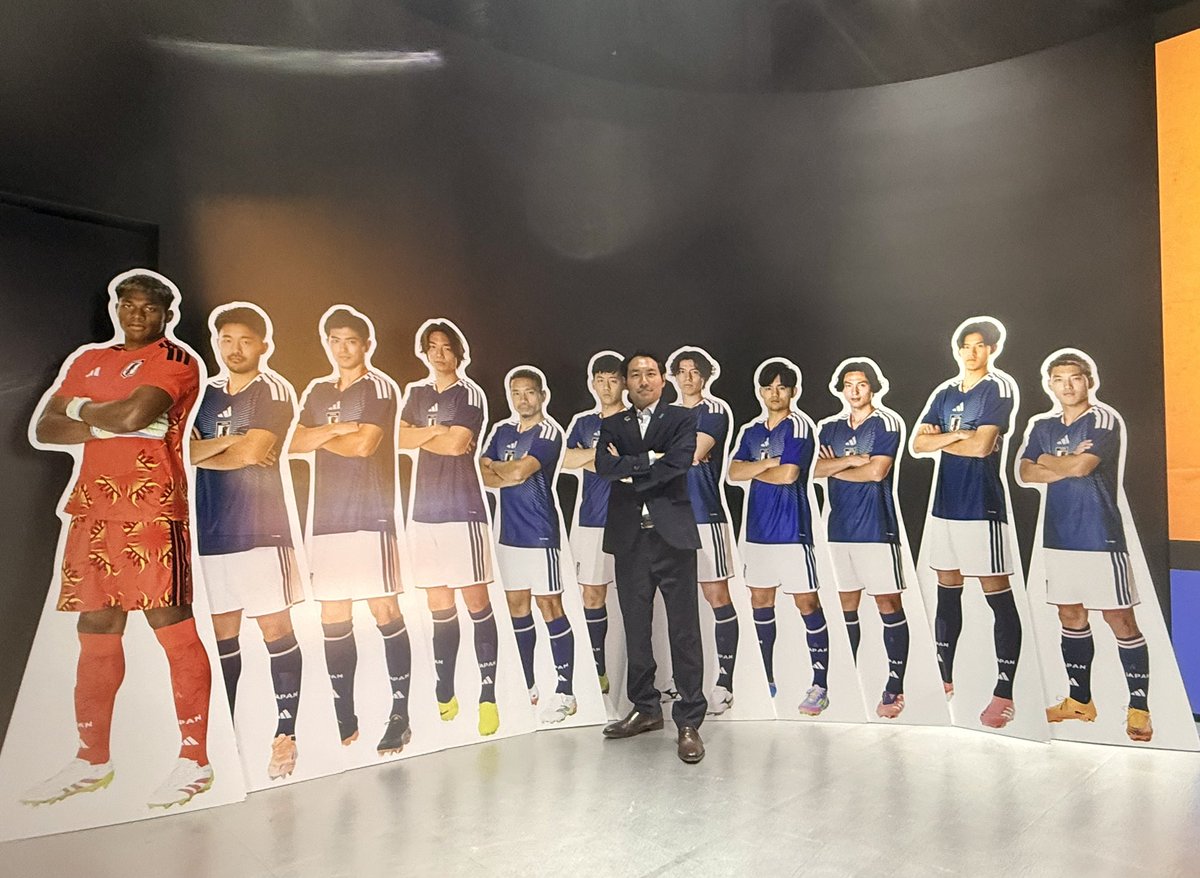 Shimura_Yuichi's tweet photo. 【日本のサッカーを世界の高みへ】
いよいよ今週8月7日から🇯🇵Jリーグ2026-27シーズンが開幕します！
7月25日、JFA（公益財団法人 日本サッカー協会）が東京ドーム近くに構える文化交流スポーツ拠点、「blue-ing! 」を視察しました。

サッカーの体験展示、イベントスペース、カフェ＆バー、ショップを備えた複合施設で、JFAが「サッカー文化の創造と発信」を目的に展開しています。

ここは単なるサッカー少年の���設ではありません。W杯への本気やJリーグとの連携などを通じて「世界」を知るJFAが細部までこだわった、むしろ大人向け施設であると痛感しました。
米国テキサス州ダラスにそのまま置いておいても世界と勝負できる世界水準のクオリティーで驚嘆しました。

施設としては、ミュージアム的な展示だけでなく、見て・触れて・体験するの全方向でこだわっているのが特徴です。

今年に入って私の人生の国家経営に引き上げている「スポーツ立国」の一環で、こうした施設起点でも、産業と地方、外交の結節点になり得ます。

○日本サッカー史の資料や貴重な収蔵品の展示
戦前のW杯からの備品や試合風景の写真を見れます。
○代表選手の動きを体験できる展示
着せ替えのデジタル展示も搭載しています。
○生成AIや映像・音楽を使った没入型��ンテンツ
大人も楽しめるバーチャルのミニサッカーゲームがあります。
○日本代表戦やW杯関連の記念品・ユニホーム・スパイクなどの展示
2026年W杯の各選手が着た本物のユニフォームやスパイクが「誰よりも早く」見れます。

等身大の日本代表選手の模型などと写真を撮りました。
サッカーファンにとっては見どころが多すぎて写真が選びきれません…
民間から世界へ高みを目指していく日本サッカーの熱度や本気度をご体感いただけます。
これまで私が特報してまいりましたスポーツ立国政策においても、全面的に世界を目指して進めていかなければなりません。

#スポーツ立国