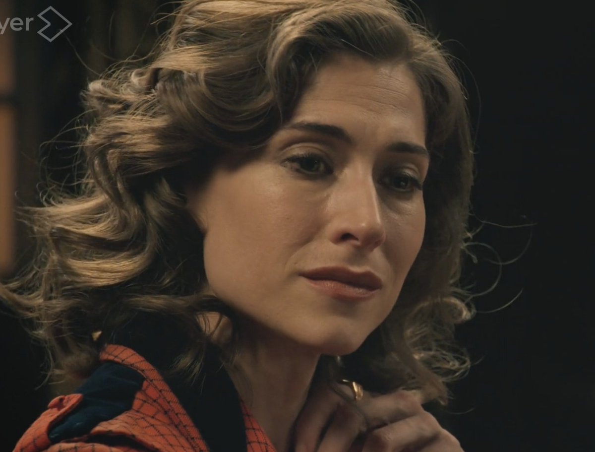 mafindreams's tweet photo. No hace falta que Marta-ninguna de las dos- diga absolutamente nada durante toda la escena que sabemos perfectamente lo que siente. 
El detalle de tocarse el pelo cada vez que está insegura, nerviosa y necesita calmarse y seguir manteniendo la armadura es siempre fascinante 💯🎩 https://t.co/Lw6qp0LPrF