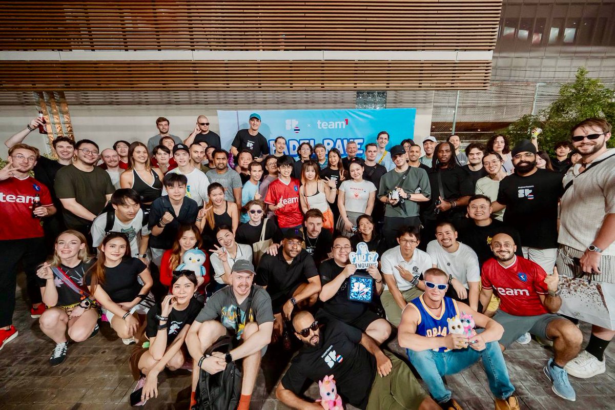 AvaxTeam1's tweet photo. Uniting Bangkok 🎾⚡️

Padel Rave with @PenguAsia &amp; @SuperteamTH. An amazing event that brought 200 people from different communities together to connect. Sport, music, builders, and community in one place.

Excited for the next one🔺 https://t.co/NAUGRce0rS