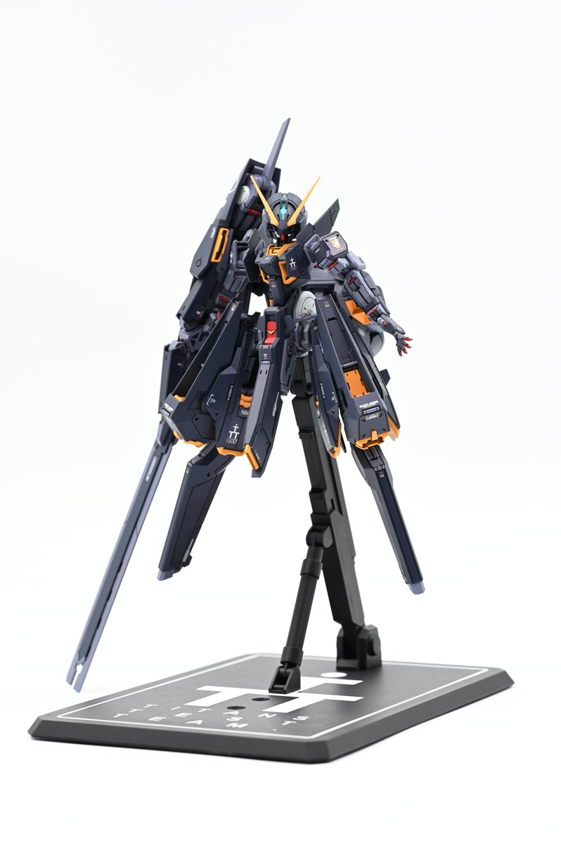 PiperMakes's tweet photo. I've been working on this #AOZ TR6 1/100 scale Woundwort for the better part of the past 3 months.

And I just wanted to take a second to thank Fujioka for these designs. They've been massively inspirational to me, and I'm just glad I could finally show this one off. https://t.co/QW1F6Y1jWz