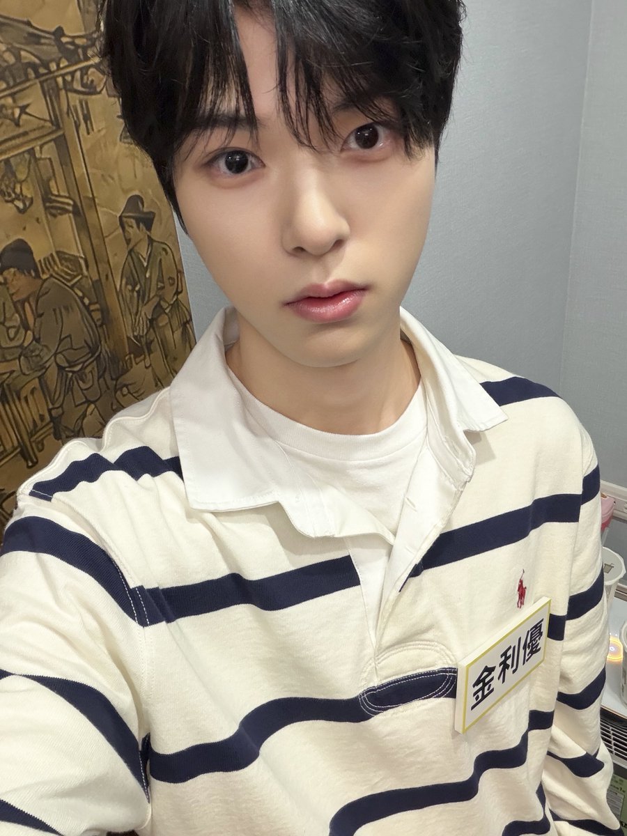 NewBeat_twt's tweet photo. [#김리우]

오랜만에 이 옷 입으니까 옛날 생각난다 ㅎㅎ https://t.co/hRO8FhUz4W