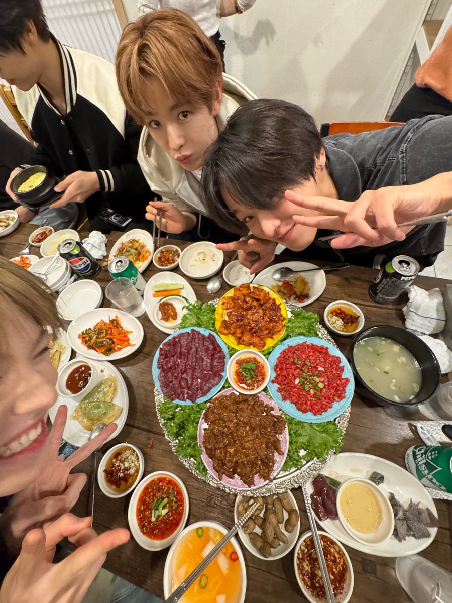tokunotaku's tweet photo. 이날 사진 각도별로 다 풀렷어 ㅋㅋㅋㅋ
리쿠 카메라 보는 료/유우시 카메라 보는 사쿠 존귀 https://t.co/7iSIYFjQMZ