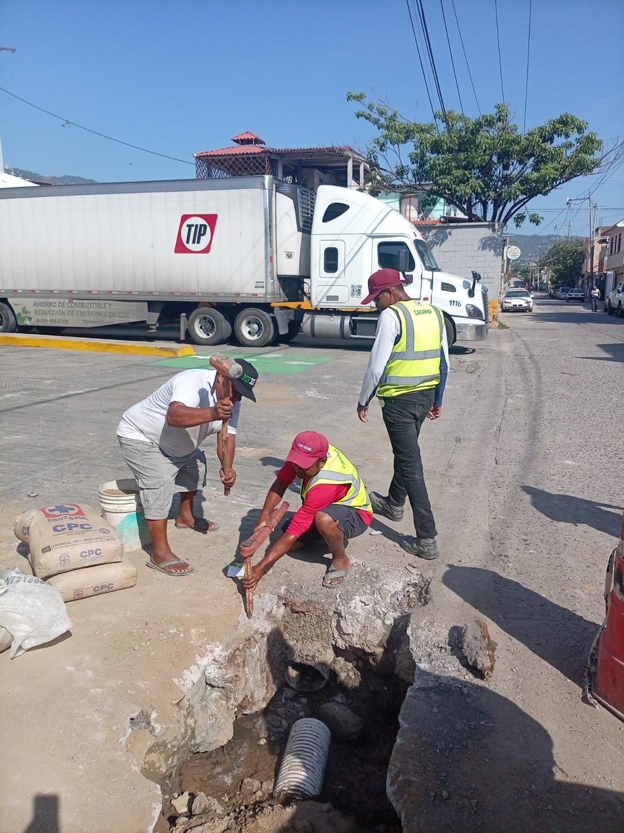 Capama_Acapulco's tweet photo. 🚧💧 En la colonia Libertadores, continuamos con los trabajos sobre la calle del Fútbol, donde se rehabilitó registro sanitario y se colocó tapa de hierro dúctil, dejando el área segura y en buen funcionamiento.

🔵 CAPAMA, trabajando para ti. https://t.co/nD6kk6RAHb