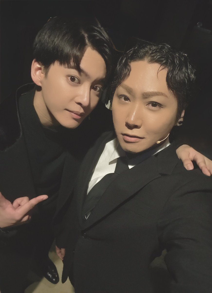 jackyjacson0805's tweet photo. ミュージカル【愛の不時着】
全21公演終演いたしました🪂

改めてご来場、ご後援いただいたみなさま
ありがとうございました。

回を増すごとにキャストの絆は
次第に強まっていき
士気は上がり続け
お客さまが入ってからの本番期間は
どの公演もそうですが
より洗練されていきます

そこが芝居の面白い所で
役者自身も新しい気づきや発見があるものです
より役に直結したアプローチを見つけたり
台詞回しやサブテキストも見直してみたり
(台詞は言葉ですが、その言葉の裏にある本心だったりその言葉を裏付ける気持ちだったりをサブテキストといいます)

こうして本番期間も
作品や芝居は進化していくのです
もちろんそれに付随する
ミュージカルには欠かせない
歌やダンスや作品によっては
アクションも同じく
Brash upされます

最後まで走り切ることが出来たのも
作品を信じ続け支え続けてくれた
みなさまがいてくれたからこそです

本当にありがとうございました

役や芝居の関係性で
これだと思った写真を載せていきます

はじめに
三山凌輝

初のミュージカルなのに持ち前のフィジカルと
声帯の強さで日に日に進化していってたね🔥
芝居に向き合うまっすぐさも好きだし
何より俳優×アーティスト×経営者っていう
共鳴することが多くて
1番話したし稽古以外の時間も
一緒にいたんじゃないかな☺️
だから国家情報院の
チーム長の役でのやりとりも
毎回毎回楽しかった
なのでこのラストに向けたシーンのショット
1幕ラストの北朝鮮軍人隊長とも迷ったんだけど
ジョンヒョ撃っちゃうからチーム長にしたよ

次に
KAZUTA(n.SSign)

とにかく吸収力が凄くてダンスも華やか
本人は芝居経験が少ないって言うけど
先輩がたにも聞いたりして
誠実に取り組み続けてた
可愛いものがめちゃくちゃ好きで
一緒にちいかわランド行ったり
サウナに目覚めさせたり🧖
本当に可愛いナムドンセン💕
勿論写真はスンジュンとブローカー
でも2幕でブローカーとして
「逃げるんだ！」って言ってるのに
次のシーンで違う役で
スンジュンを撃って
致命傷を与えるのも俺なんだよね🥹
ごめんね🙏

そして
花乃まりあ
@kanomaria_staff 
まりあちゃんの芝居の構築の仕方や
向き合い方も稽古の時から
すごい好きで伝えてたんだけど
現場についてとか熱い話をたくさんしたね
他の公演の本番を同時並行でやりながら
稽古してて不時着現場での打ち込み方も
本当にリスペクトしてた🤘
凄く悩んだけど写真は1幕ラストの
ジョンヒョクを撃つ前に
(俺みんなのこと撃ち過ぎ)
セリを捕えてるあのシーン🔫
見てる人は気づいたと思うけど
大阪入ってからも演出のジヘさんが
オーダーして芝居が変わったりして
毎回楽しかったね

そして
中村麗乃

れのちゃん本当に舞台上で絡むシーンが無くて
(スンジュン撃つ前に怯えさせてるシーンのみ笑)
同じシーンにはいるんだけど撮ったのは
このダン×スンジュンの写真のみ🤣
稽古序盤ではきっと怖い人だと
思われてるんだろうなと思ってたから
最終的にシール交換出来るまでになって
「見た目怖いけど
可愛いの好きなおじさんなんだな」って
ところに着地出来たんじゃないかなと思ってる
なんかちいかわのお菓子についてる
マスコットもくれたね(ᐢ⸝⸝ó̴ ·̫  ò̴⸝⸝ᐢ)
目が合うといつも前歯出して
変な顔してごめんね🦫

そして
上田堪大

前に9年前くらいにBLACK10って作品で
共演して以来のタメの堪大
写真はM4「コッチェビに生まれて」の
チョルガン分身🎬
チョルガンは卑劣で狂気的で怖い男でしたが
堪大自体は普段は犬です🐕
昔からの関係だからか
ダンス部分の動きとか芝居とかも
同い年の俺に「こっちの方がいいかな」
「今のどうだった？」とか
聞いてきたり可愛い犬です🐶
だって
カーテンコールでも
自分の手袋噛んでぶんぶんしてたもん！

その後の写真は堪大を中心にした
コッチェビのチョルガン分身メンバーショット
あの椅子を作るシーンの俺は
椅子の左手の堪大肘掛けをやってました💺

そしてツーショットラストは
佐々木淳平

淳平さんはね
初めての歌稽古の時に俺の隣で
人見知りな俺は頑張って話しかけてたんだけど
なんかあまり佐々木さんの目が合わなくて
「独り言言ってるヤバい奴」
みたいになってたと思ってたけど
千秋楽で判明したのが
「マツカズのことヤバい奴だと思ってた」って
シンプルただのヤバい奴
だと思われてたってこと
服装とかだったのかな🤔笑
でも稽古が進むにつれて話していったら
緩やかに打ち解けて
「マツカズを探せ！」の指令を出してくれた🥰
距離が縮んで嬉しかった🤤

最後に
プリセット衣装を添えて
(本番に向けた準備をあらかじめ用意すること)

オフの写真とかメンバーと撮った他の写真もまたあげますね☺️

改めて終演のご挨拶の投稿でした
本当にみなさんありがとうございました✨

松永一哉
#愛の不時着 #musical #사랑의불시착 #松永一哉