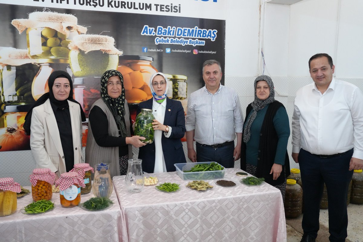 selvacam's tweet photo. 📍Çubuk | Ev Tipi Turşu Kurulum Tesisi 🥒

Çubuk’a gelmişken turşu kurmamak olmazdı. Her sene yaptığımız turşuda artık geleneksel hale geldi. 😊

Ata Bahçesi’nde yetişen, “yeşil altın” olarak anılan salatalıklarla turşularımızı kurduk. Çubuk Turşu ve Kültür Festivali hazırlıklarına bizim de küçük bir katkımız olsun istedik.

Bu tesiste yalnızca coğrafi işaretli Çubuk turşusu değil, ilçemizin önemli değerlerinden coğrafi işaretli Çubuk vişnesinden vişne suyu üretimi de gerçekleştiriliyor.

Çubuk Belediyemiz bünyesindeki üretimin her aşamasında aynı özen var. Her şey, anne eli değmiş gibi titiz, temiz ve emek dolu. 🫙

@avbakidemirbas
@cubukbelediyesi