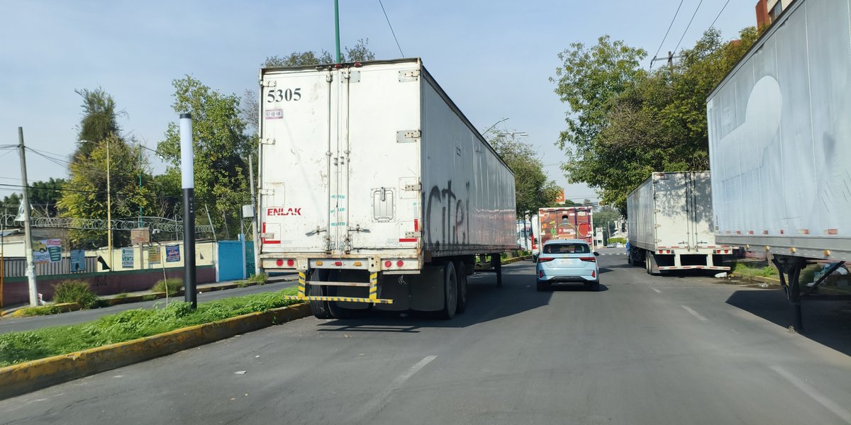 rulopj83's tweet photo. @UCS_GCDMX @OVIALCDMX por 4to dia consecutivo, se solicita retiró de caja tráiler abandonada sobre el camellon, dejando 1 carril libre de circulación en margarita maza de juarez esquina con vallejo. @TuAlcaldiaGAM @C5_CDMX @yancolozano #TransitoGCDMX apoyo para retiro 4to día. https://t.co/c5Ucz0ZGQs