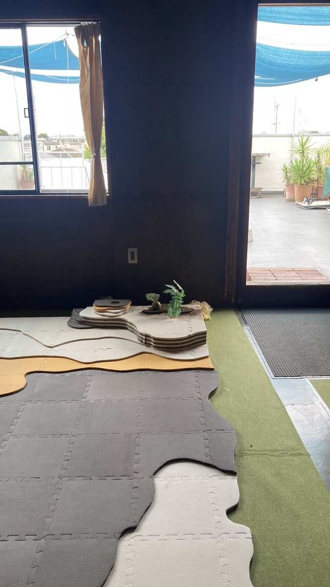muriwui2002's tweet photo. 空き日程のご案内

世界をなかったことにして世界を作るのが劇場だとしたら、世界をなかったことにせず世界を作るのがムリウイです。

10月1日〜4日
秋で週末含む連日はこれが最後なので小さな公演等にいかがですか？

頭の中で温まったその世界のお話をまずは聞かせてほしいです。

muriwui@gmail.com https://t.co/FmbpvXfLh7