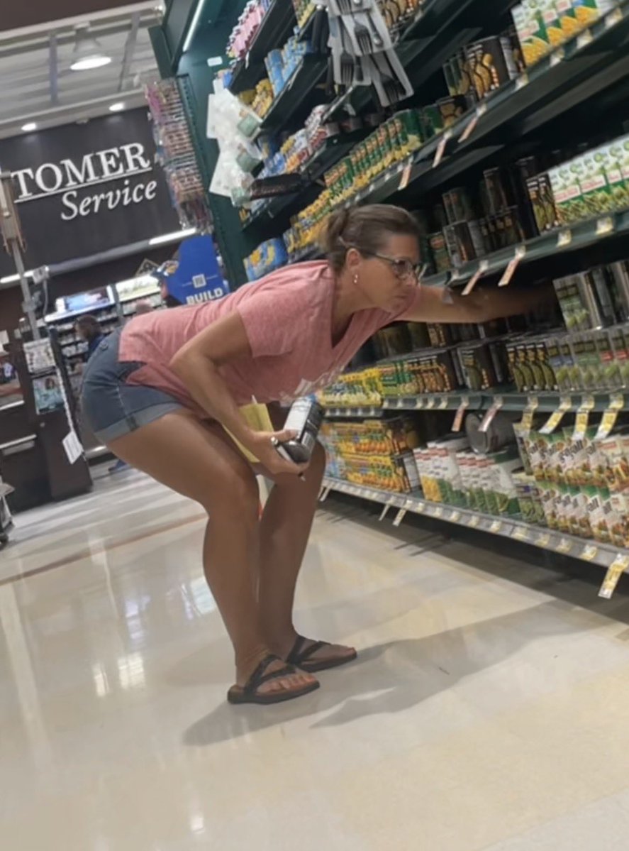 youurweakness12's tweet photo. this slutty milf caught me 
#milf #irl #slut https://t.co/ylTX9GpcZx