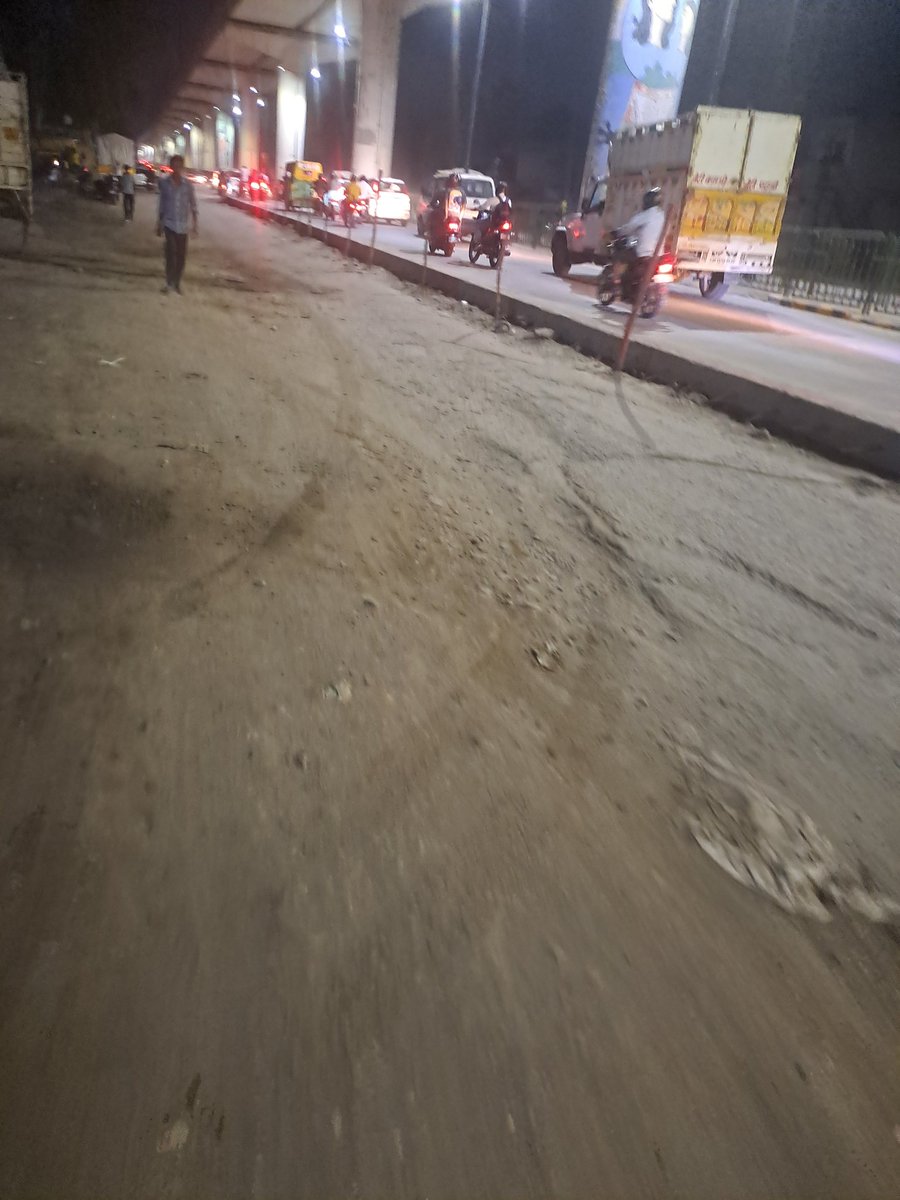 jainishaan72's tweet photo. @NHAI_Official @AMRUTCityGzb @dm_ghaziabad The road beneath Shaheed Nagar Metro Station (towards GHZ) has been under construction for 2+ months. Work has been stalled for the past month. The incomplete stretch has no proper ramp, exposed iron rods. Immediate action is needed plz. https://t.co/YRsZJuY0Kb
