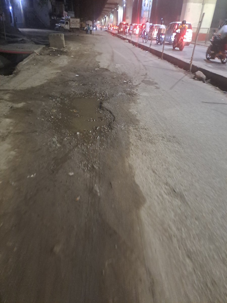 jainishaan72's tweet photo. @NHAI_Official @AMRUTCityGzb @dm_ghaziabad The road beneath Shaheed Nagar Metro Station (towards GHZ) has been under construction for 2+ months. Work has been stalled for the past month. The incomplete stretch has no proper ramp, exposed iron rods. Immediate action is needed plz. https://t.co/YRsZJuY0Kb