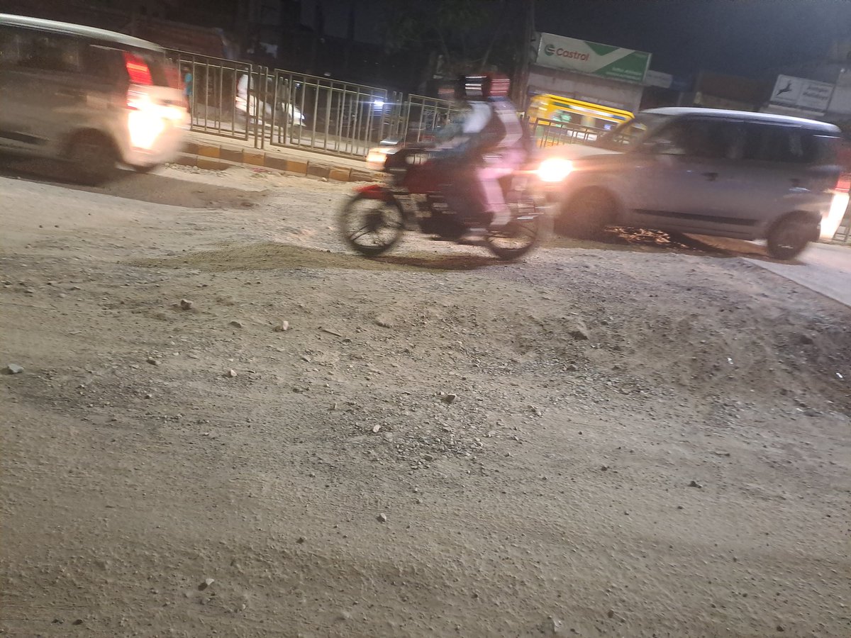 jainishaan72's tweet photo. @NHAI_Official @AMRUTCityGzb @dm_ghaziabad The road beneath Shaheed Nagar Metro Station (towards GHZ) has been under construction for 2+ months. Work has been stalled for the past month. The incomplete stretch has no proper ramp, exposed iron rods. Immediate action is needed plz. https://t.co/YRsZJuY0Kb