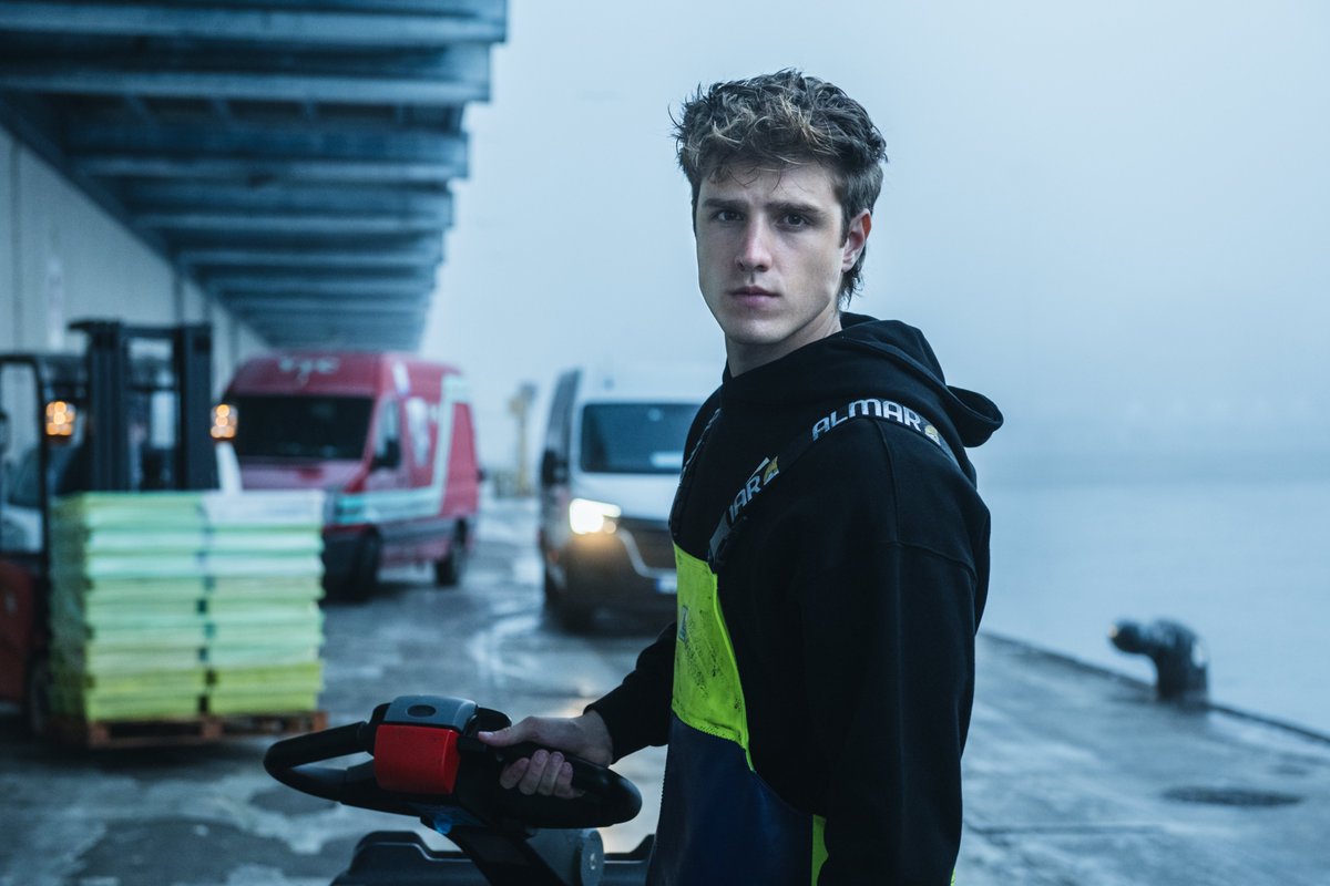 VacaFilms's tweet photo. El de las cajas de pescado no es el único peso con el que carga cada día Marco en el puerto.

¿Qué le deparará la temporada 3 de #Clanes? https://t.co/GvAuiNIwea