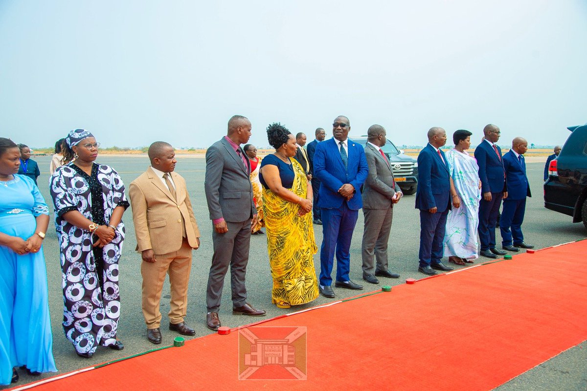 nshingamateka's tweet photo. 2/n A l'aéroport international #MelchiorNdadaye, le Très Hon. #GelaseDanielNdabirabe a fait savoir que ce plan d'action du @AfrikParliament est fondé sur le rôle des Parlements africains à l'atteinte de la vision africaine de 2063 dans le cadre de la diplomatie parlementaire. https://t.co/XTVktkqCex