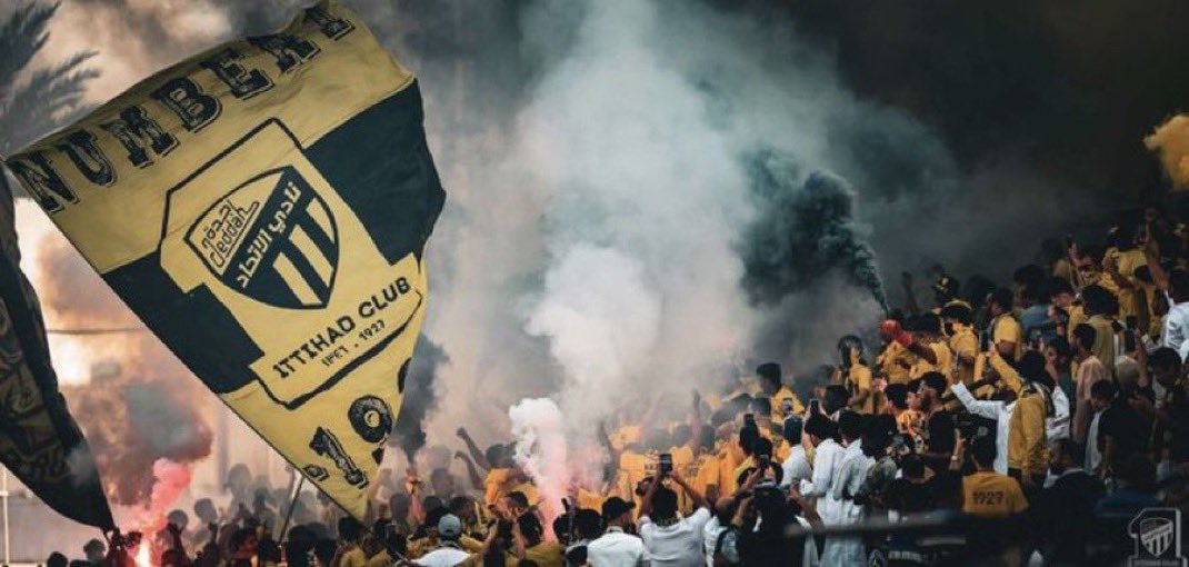ittfc30's tweet photo. #JusticeForittihad 🟡⚫️

ماهو منطقي الحاصل في الاتحاد منذ بداية الاستحواذ وحتى اليوم ..

منذ بداية الاستحواذ والاتحاد هو اقل فريق من ناحية شراء العقود والرواتب، وفي المقابل نشاهد اندية اخرى تكسر عقود وتدفع رواتب ضخمة وتفسخ عقود لاعبين بمبالغ فلكية، بينما الاتحاد حتى هذه اللحظة يعاني من نقص واضح في عناصر الفريق ..

الموسم سيبدا بعد 9 ايام فقط ، والفريق لا يزال ناقص في مراكز مهمة ، ولا نرى تحرك يوازي حجم احتياجات الفريق وطموحات جماهيره ، والاغرب من ذلك ان الادارة تساهم في بيع اللاعبين والتفريط في بعض العناصر ، في الوقت الذي يفترض فيه ان يكون التركيز بالكامل على تدعيم الفريق وسد النواقص قبل بداية الموسم !

الموضوع لم يعد مجرد صفقة تاخرت او لاعب لم يتم التعاقد معه ، الموضوع اكبر من ذلك بكثير ، هناك خلل واضح في طريقة ادارة ملف كرة القدم داخل النادي ، وقرارات لا تتناسب مع حجم الاتحاد

قبل ان نطالب بالعدالة والمساواة مع بقية الاندية ، نحن نطالب باخراج جميع الفاشلين واصحاب القرار الذين اثبتوا انهم غير قادرين على ادارة هذا الملف بالشكل الصحيح ، واعادة هيكلة النادي من جديد، ووضع اشخاص يفهمون كرة القدم ويعرفون كيف يبنون فريق ينافس ويحقق البطولات ..

نحن لا نطالب بالمستحيل ، نطالب بادارة تفهم كرة القدم ، تعرف احتياجات الفريق ، وتتحمل مسؤولية قراراتها ، 9 ايام فقط تفصلنا عن بداية الموسم، والوقت انتهى تقريبا

اما ان تتحركوا الان وتنقذوا ما يمكن انقاذه، او تتحملوا كامل المسؤولية امام جماهير الاتحاد !