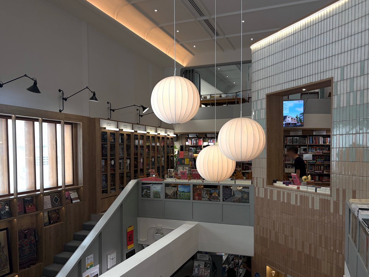 chestnutdaifuku's tweet photo. ✶ ร้านหนังสือริมขอบฟ้า⌇อาทิตย์ละเล่ม house⌇jamclub

ตั้งใจมาเดินริมขอบฟ้า book fest แต่ดูแมปแล้วพบว่าแถวจรัญมีร้านหนังสือเยอะกว่าที่คิด เลยเป็น short walk สามกิโลที่ใช้เวลาตลอดบ่ายเลยเพราะแวะทำแอคทิวิตี้แต่ละที่นาน สตาฟทุกร้านน่ารักมากๆๆ อยากให้ทุกคนมากันเยอะๆ https://t.co/0S3q7g0EKP
