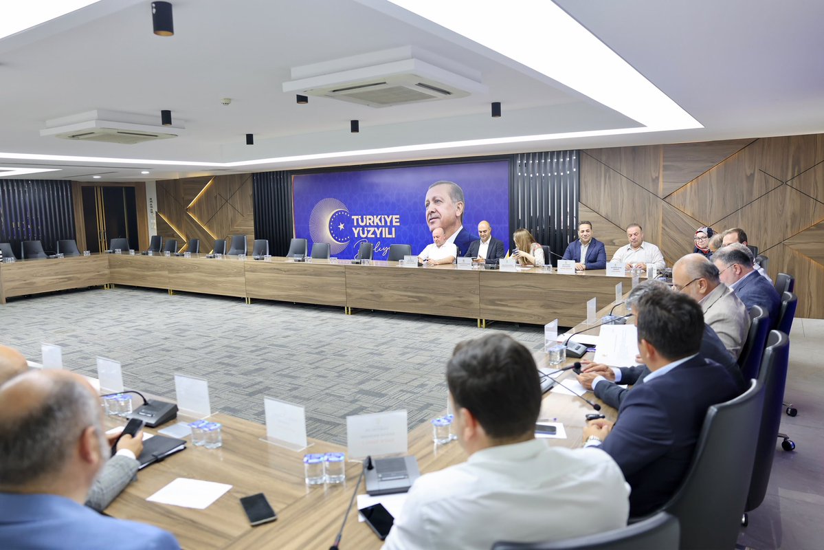 Bilalsaygili's tweet photo. Haftalık Olağan Yürütme Kurulu Toplantımızı İl Başkanlığımızda gerçekleştirdik.

İzmir’imiz için yürüttüğümüz çalışmalarımızla birlikte teşkilat ve saha faaliyetlerimizi değerlendirdik.

Toplantımızın hayırlara vesile olmasını diliyor, kıymetli İl Başkan Yardımcılarımıza emekleri için teşekkür ediyorum.