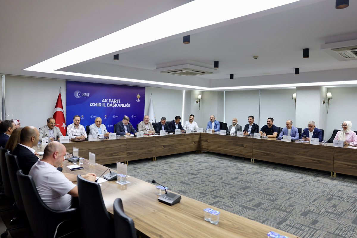 Bilalsaygili's tweet photo. Haftalık Olağan Yürütme Kurulu Toplantımızı İl Başkanlığımızda gerçekleştirdik.

İzmir’imiz için yürüttüğümüz çalışmalarımızla birlikte teşkilat ve saha faaliyetlerimizi değerlendirdik.

Toplantımızın hayırlara vesile olmasını diliyor, kıymetli İl Başkan Yardımcılarımıza emekleri için teşekkür ediyorum.