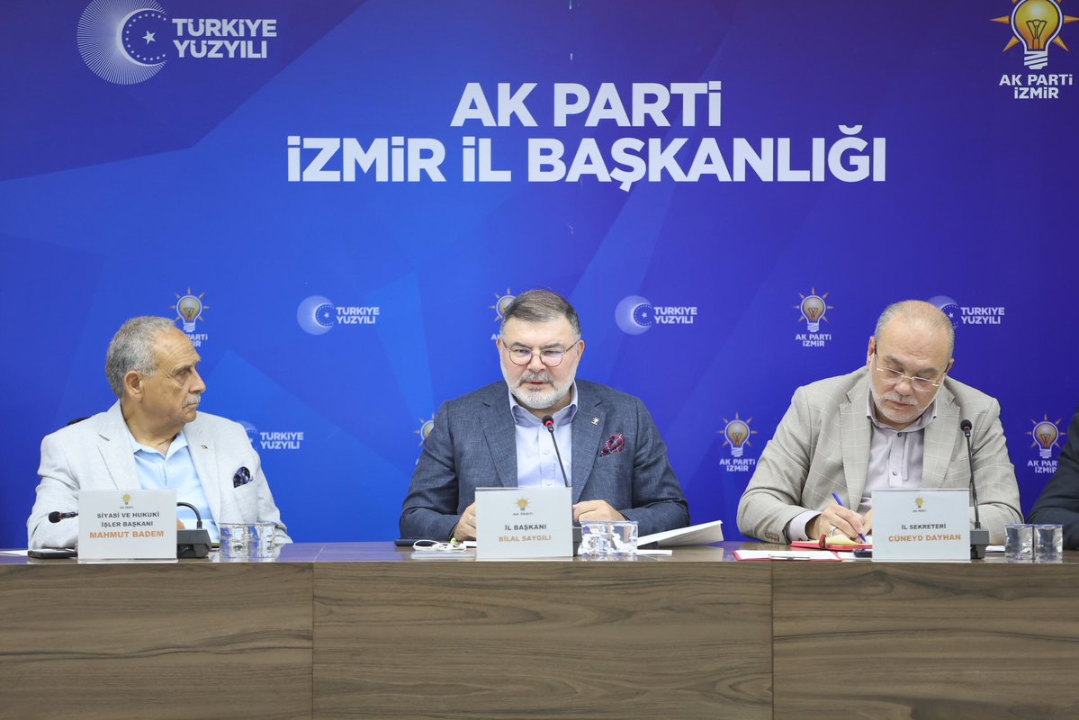 Bilalsaygili's tweet photo. Haftalık Olağan Yürütme Kurulu Toplantımızı İl Başkanlığımızda gerçekleştirdik.

İzmir’imiz için yürüttüğümüz çalışmalarımızla birlikte teşkilat ve saha faaliyetlerimizi değerlendirdik.

Toplantımızın hayırlara vesile olmasını diliyor, kıymetli İl Başkan Yardımcılarımıza emekleri için teşekkür ediyorum.