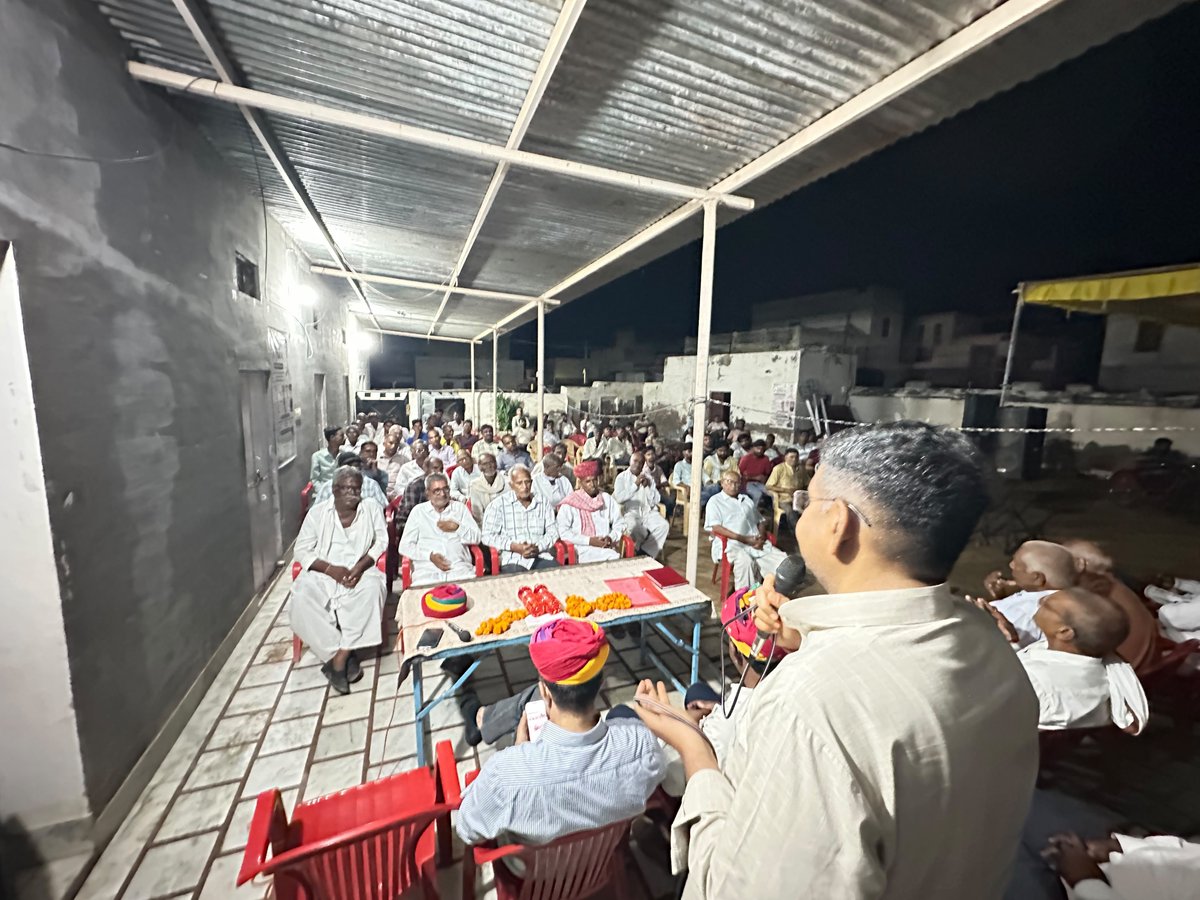 BSBhatiInc's tweet photo. नगर कांग्रेस कमेटी देशनोक द्वारा आगामी नगर पालिका चुनाव की तैयारियों को लेकर आज देशनोक में आयोजित महत्वपूर्ण बैठक में शिरकत की।

बैठक में आगामी नगर पालिका चुनाव की रणनीति, संगठन की मजबूती, बूथ स्तर तक कार्यकर्ताओं की सक्रिय भागीदारी तथा कांग्रेस की जनहितैषी नीतियों को आमजन तक प्रभावी ढंग से पहुँचाने को लेकर विस्तृत चर्चा की गई। सभी कार्यकर्ताओं ने एकजुट होकर कांग्रेस की जीत सुनिश्चित करने का संकल्प लिया।

इस अवसर पर पीसीसी प्रभारी श्रीकोलायत सुरेंद्र जी गोंद, जिला कांग्रेस कमेटी बीकानेर देहात जिलाध्यक्ष बिशनाराम जी सियाग, नगर कांग्रेस अध्यक्ष जगदीश जी उपाध्याय, निवर्तमान चेयरमैन ओमप्रकाश जी मूंधड़ा, पूर्व नगर अध्यक्ष गजानंद जी स्वामी, ओमप्रकाश जी शर्मा सहित पार्षदगण, पूर्व पार्षदगण एवं वरिष्ठ जनप्रतिनिधियों की गरिमामयी उपस्थिति रही।
@GovindDotasra
@INCRajasthan
