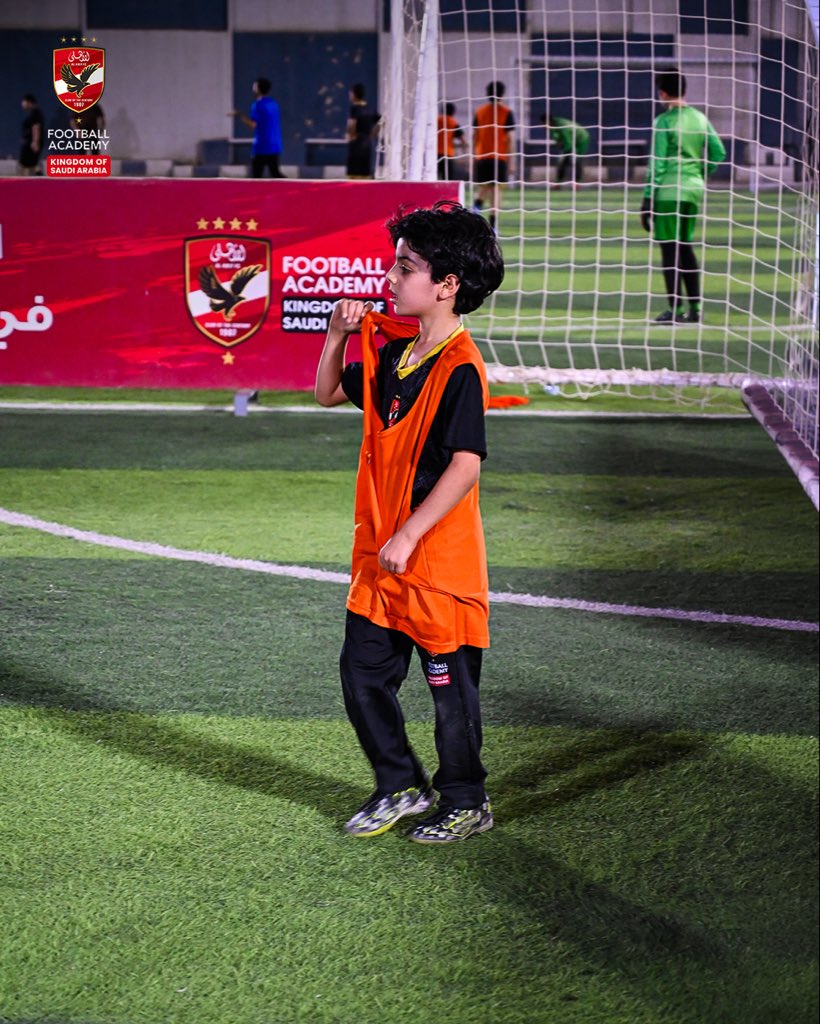 AlAhlyAcademySA's tweet photo. التطور الحقيقي بيتبني على أساس قوي وخطة تدريبية مدروسة وواضحة لكل لاعب. سجّل لابنك في أكاديمية النادي الأهلي بالمملكة واضمن له البداية الصح . https://t.co/st4RDXtVqS