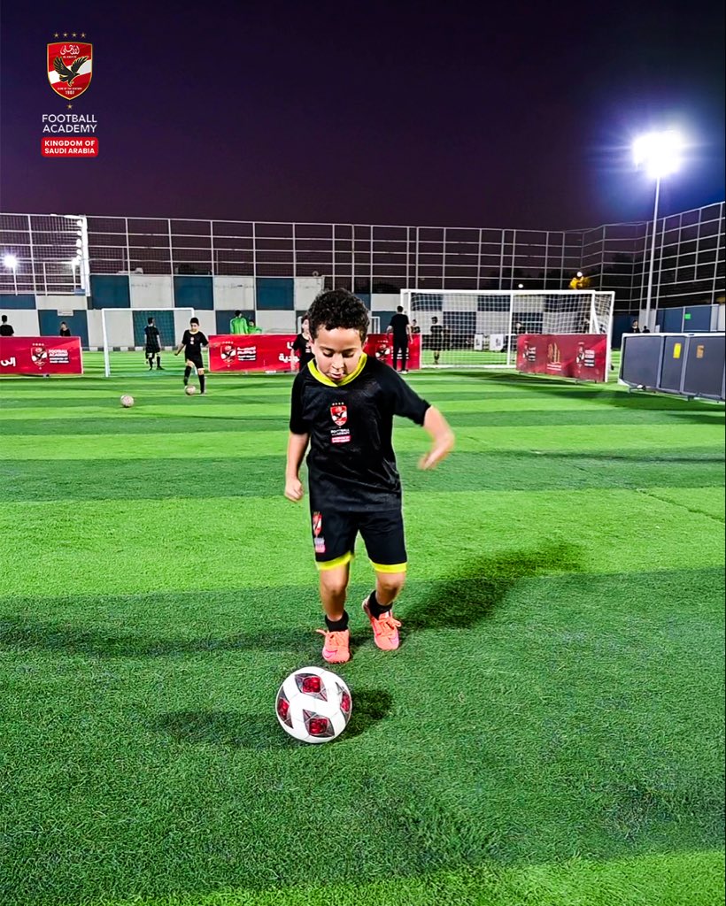 AlAhlyAcademySA's tweet photo. التطور الحقيقي بيتبني على أساس قوي وخطة تدريبية مدروسة وواضحة لكل لاعب. سجّل لابنك في أكاديمية النادي الأهلي بالمملكة واضمن له البداية الصح . https://t.co/st4RDXtVqS